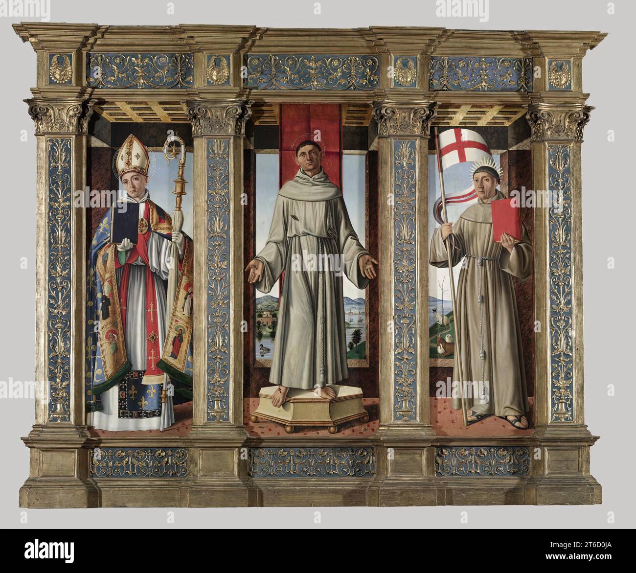 St. Louis von Toulouse, St. Franziskus und der selige Johannes Capistrano, um 1499-1500. Dieses Triptychon (ein Altar mit drei Tafeln) von drei franziskanischen Heiligen wurde wahrscheinlich auf dem Hochaltar einer Franziskanerkirche aufgestellt. Die architektonische Umgebung mit den drei Heiligen öffnet sich wie in natürliches Licht getaucht zu einer ruhigen Landschaft. Im Inneren der Kirche hätte diese illusionistische Öffnung dem Gemälde den Charakter einer göttlichen Vision verliehen. Der heilige Franz von Assisi, der Gründer des Franziskanerordens, ist mit den Stigmata (Wunden ähnlich denen Christi in den Händen, Füßen, Stockfoto