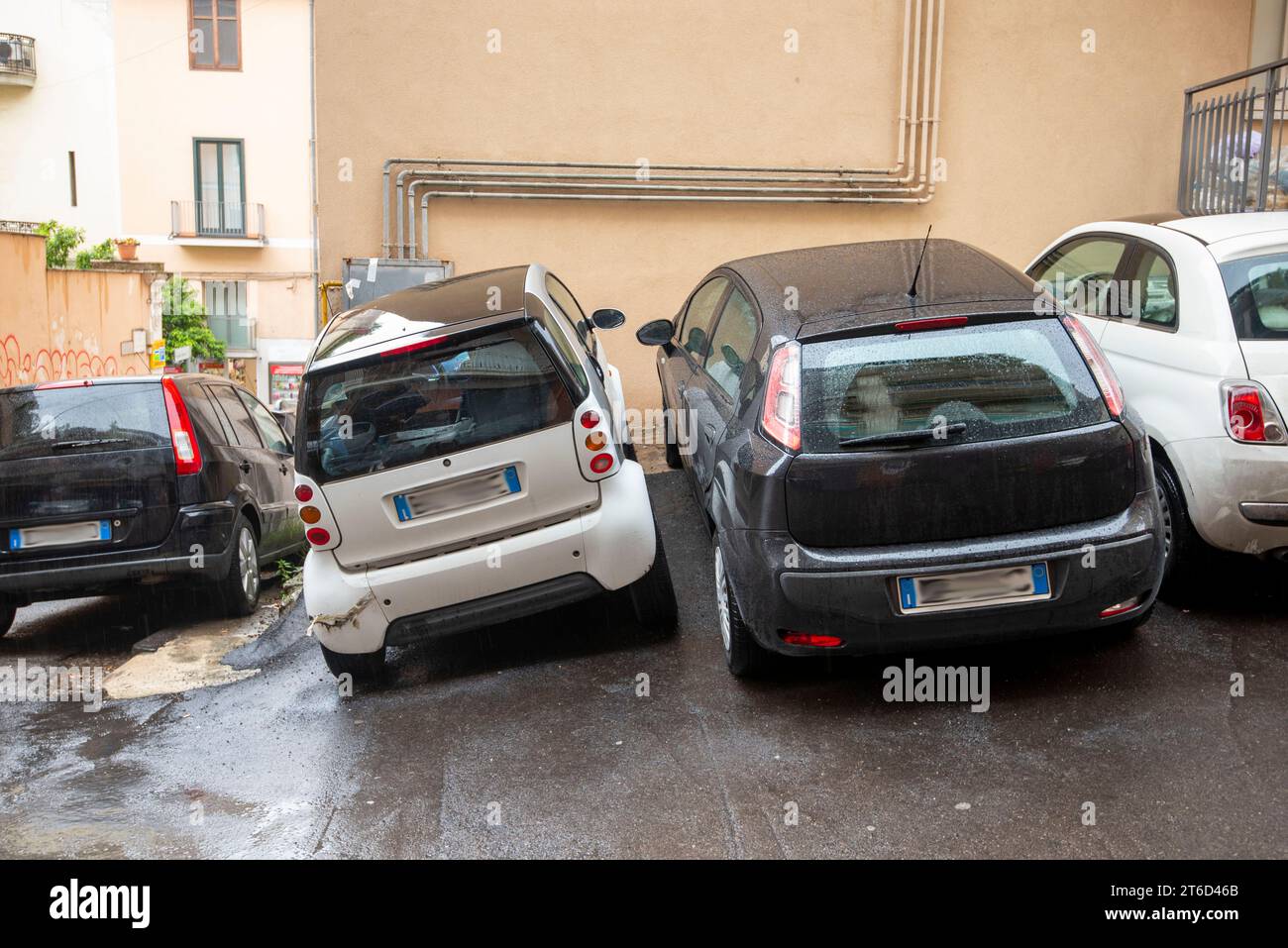 Enge Parkplätze in Italien Stockfoto
