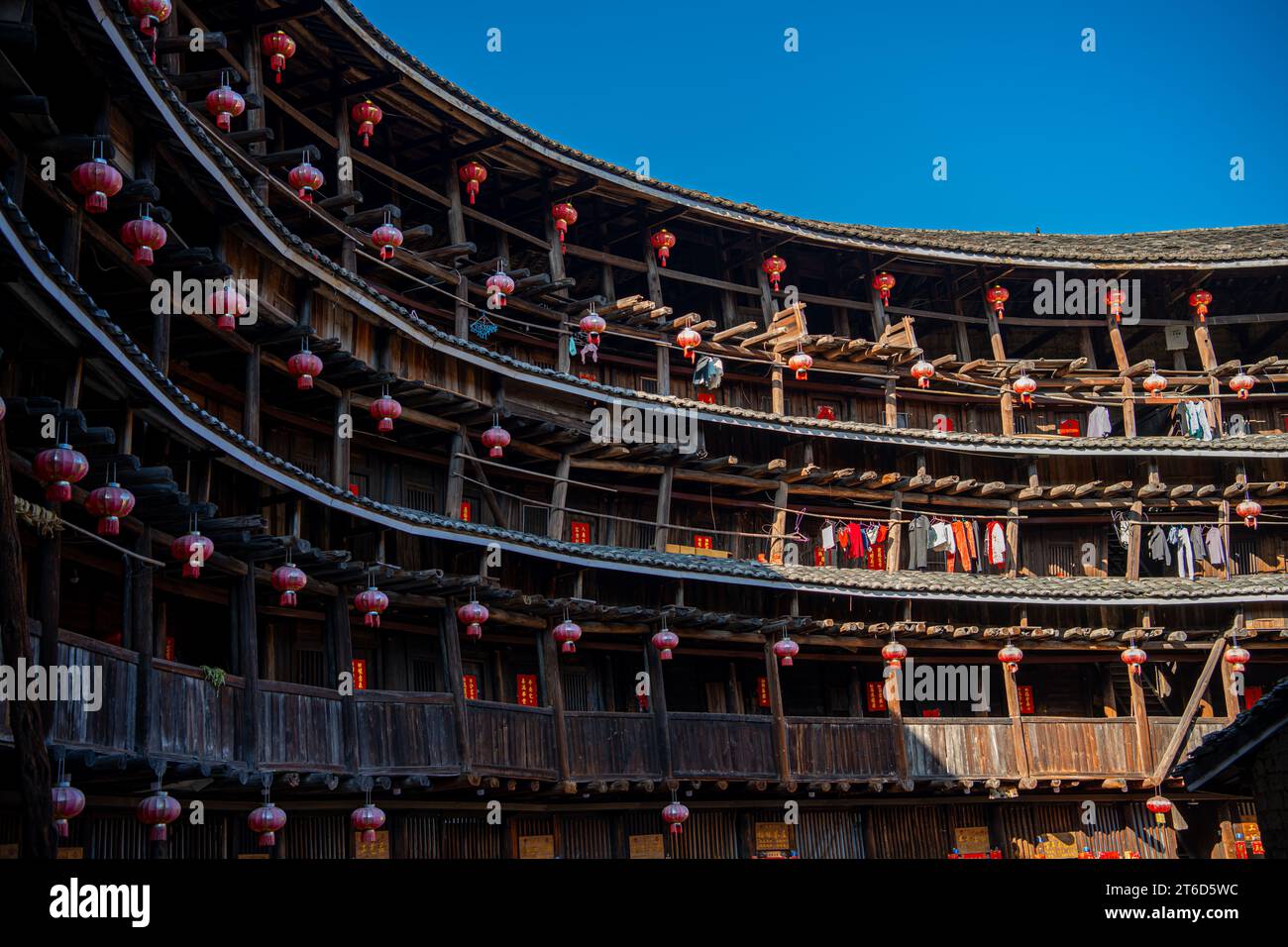 TULOU CLUSTER, FUJIAN, CHINA. 17. FEBRUAR 2021: Yuchang-Gebäude für das chinesische Neujahr dekoriert Stockfoto TULOU CLUSTER, FUJIAN, CHINA. 17. FEBRUAR 2021: Yuchang-Gebäude für das chinesische Neujahr dekoriert Stockfoto