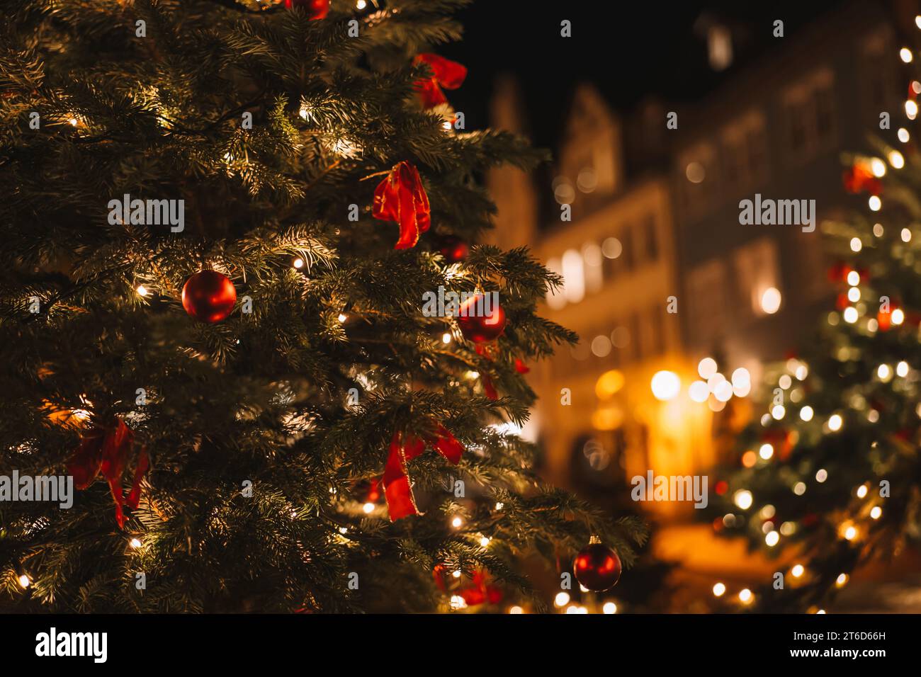 Rothenburg ob der Tauber. Weihnachtliche Stadt Hintergrund. Weihnachten in Europa. Weihnachtsbaum mit Kugeln und glänzenden Girlanden. Stockfoto