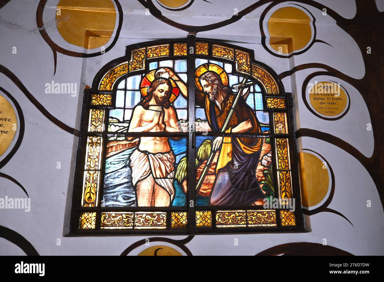 Buntglasfenster in der Kapelle der Goldenen Regel in der Kirche St. Johannes der Täufer in der Béguinage – Brüssel Belgien – 24. Oktober 2023 Stockfoto