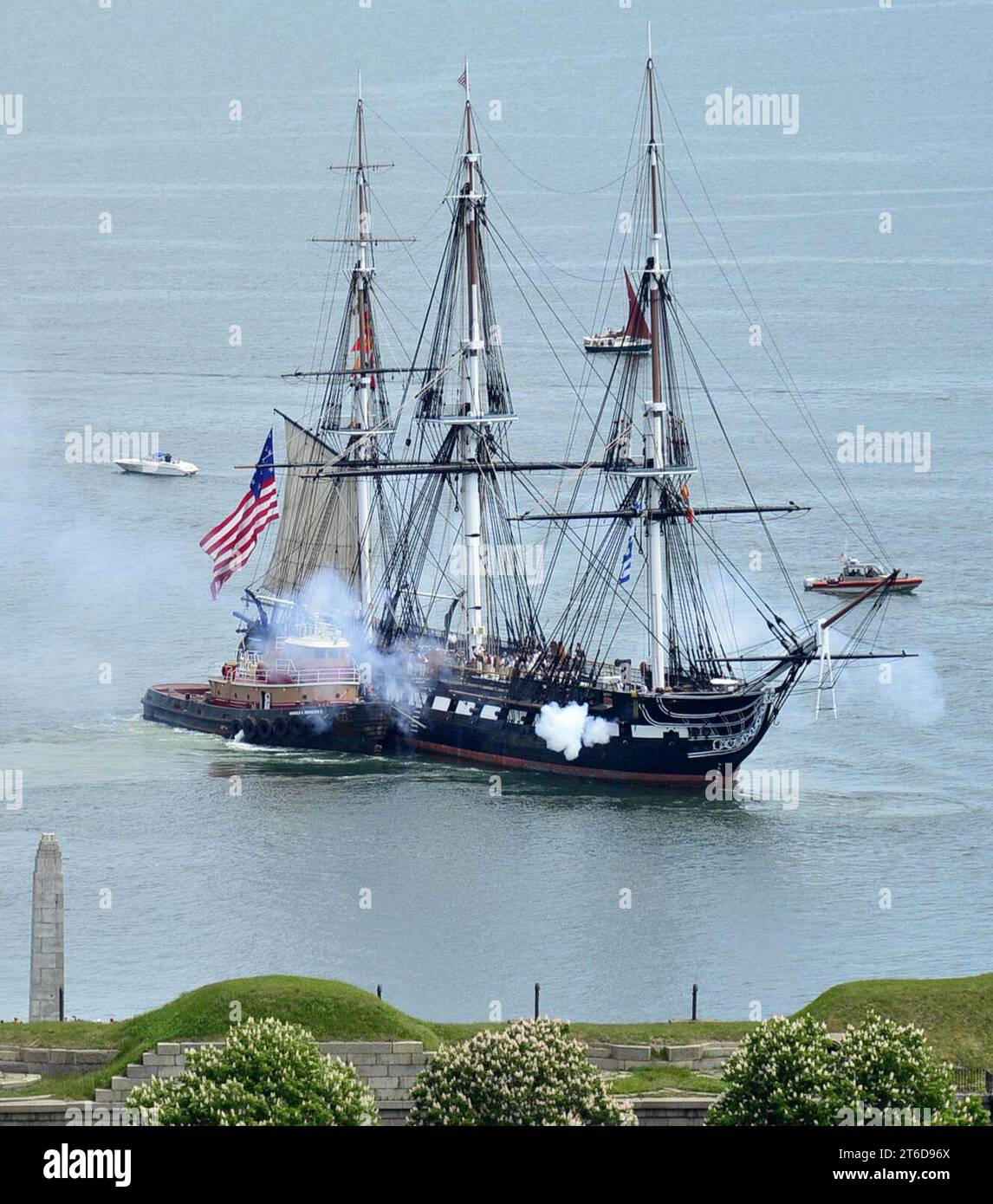 Die USS Constitution feuert ihre Kanonen ab, während sie durch den Hafen von Boston gezogen wird. (51200023793) (zugeschnitten) Stockfoto