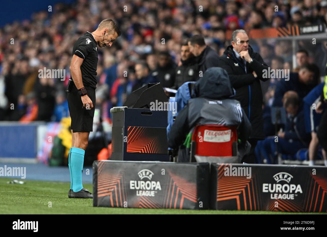 Glasgow, Großbritannien. November 2023. Schiedsrichter Davide Massa beim VAR-Monitor während des Spiels der UEFA Europa League im Ibrox Stadium, Glasgow. Der Bildnachweis sollte lauten: Neil Hanna/Sportimage Credit: Sportimage Ltd/Alamy Live News Stockfoto