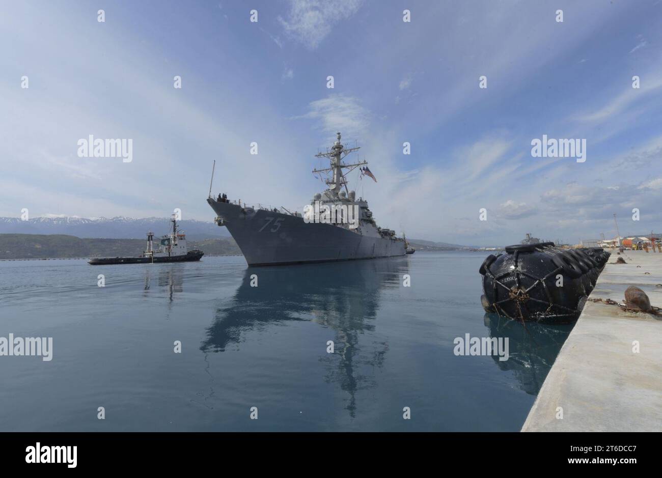 USS Donald Cook verlässt Souda Bay, Griechenland, nach einem geplanten Hafenbesuch. (26027611421) Stockfoto