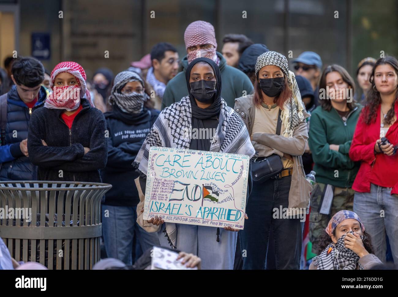 NEW YORK, New YORK – 13. Oktober 2023: Menschen versammeln sich während einer pro-palästinensischen Demonstration am Baruch College in Manhattan. Stockfoto