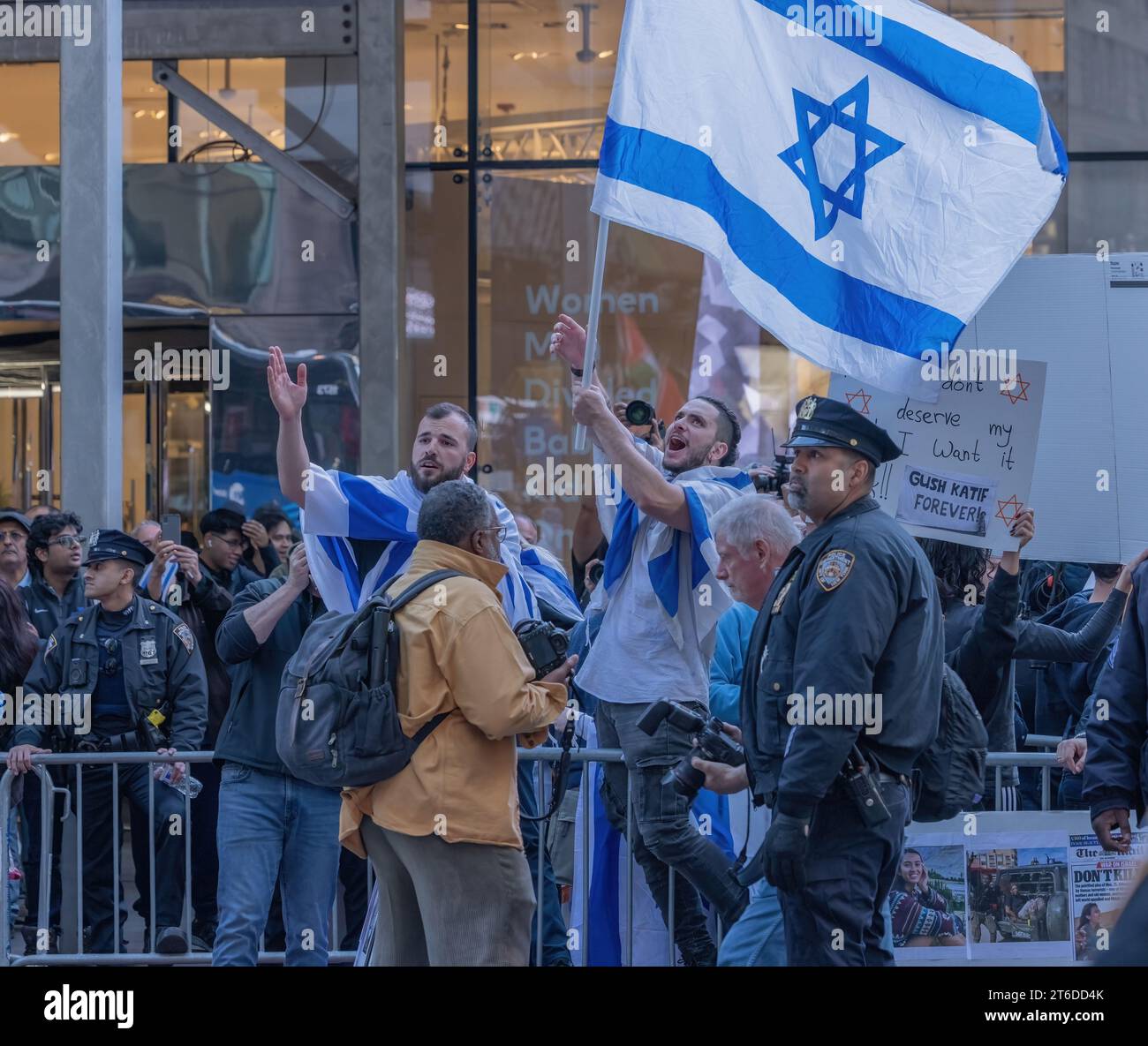 NEW YORK, New YORK – 13. Oktober 2023: Pro-israelische Demonstranten und andere werden während eines Protestes in Manhattan gesehen. Stockfoto