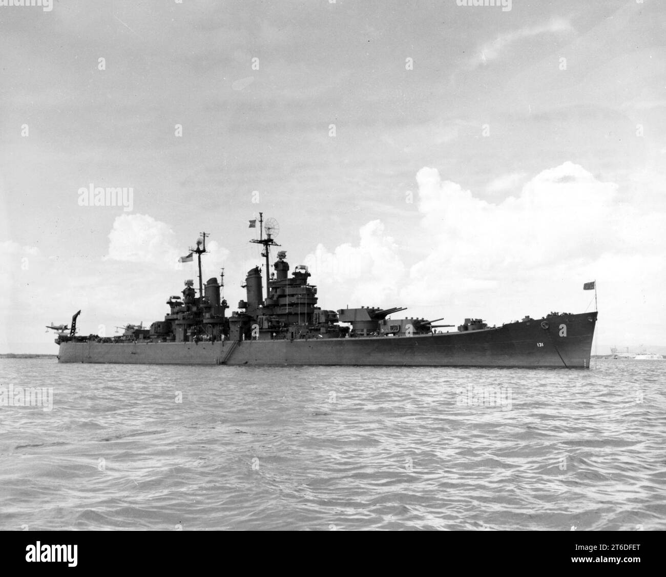 USS Fall River (CA-131) vor Anker am 12. August 1945 Stockfoto