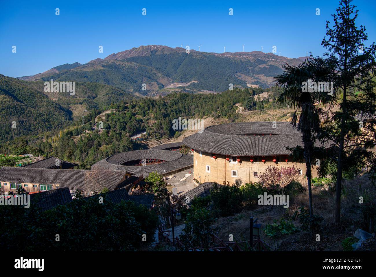 Nahaufnahme des Tulou-Gebäudes im Tianluokeng Tulou Cluster, Fujian, China. Blauer Himmel, traditionelle chinesische Laternen Stockfoto Nahaufnahme des Tulou-Gebäudes im Tianluokeng Tulou Cluster, Fujian, China. Blauer Himmel, traditionelle chinesische Laternen Stockfoto