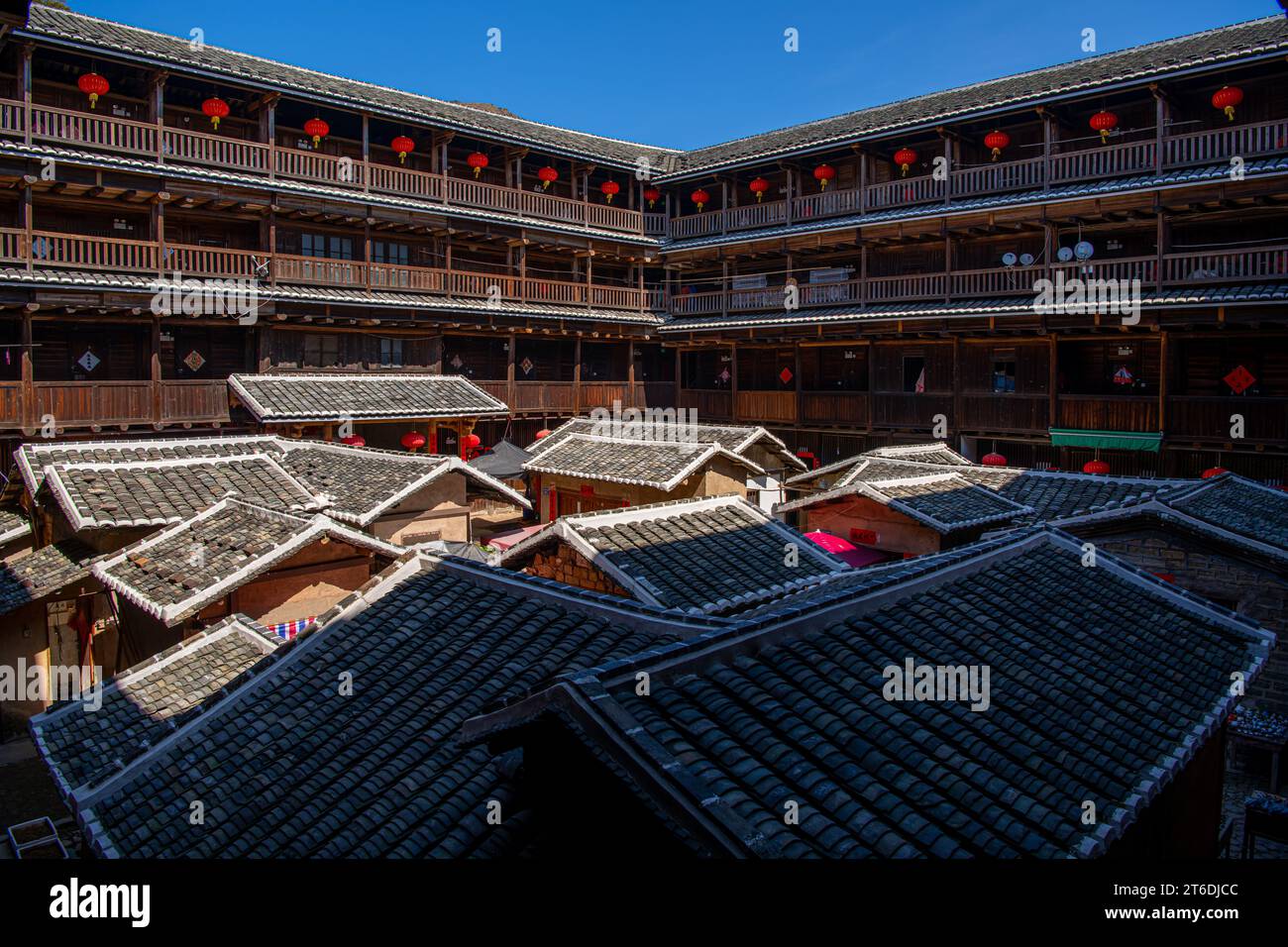 Die Dächer von Tulou, einer traditionellen chinesischen Architektur in der Provinz Fujian, China, wurden an einem sonnigen Tag gedreht. Hintergrund, Tulou King Gebäude Stockfoto Die Dächer von Tulou, einer traditionellen chinesischen Architektur in der Provinz Fujian, China, wurden an einem sonnigen Tag gedreht. Hintergrund, Tulou King Gebäude Stockfoto