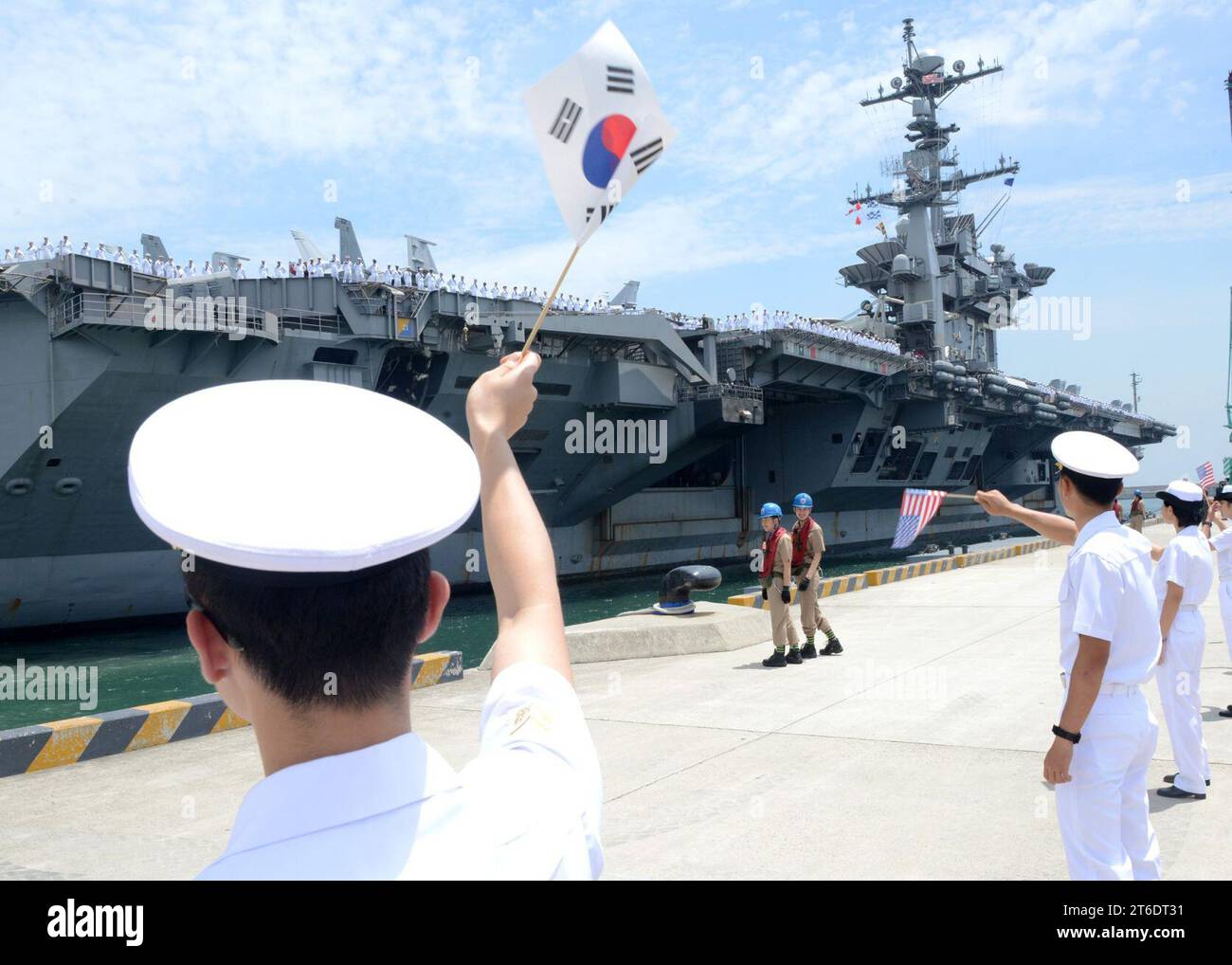 Die USS George Washington kommt 140711 in Busan an Stockfoto