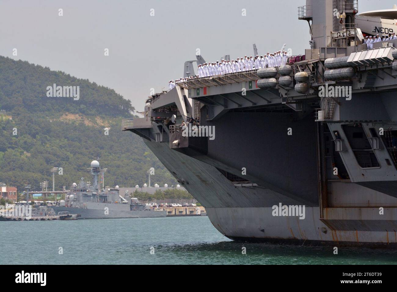 Die USS George Washington kommt 140711 in Busan an Stockfoto