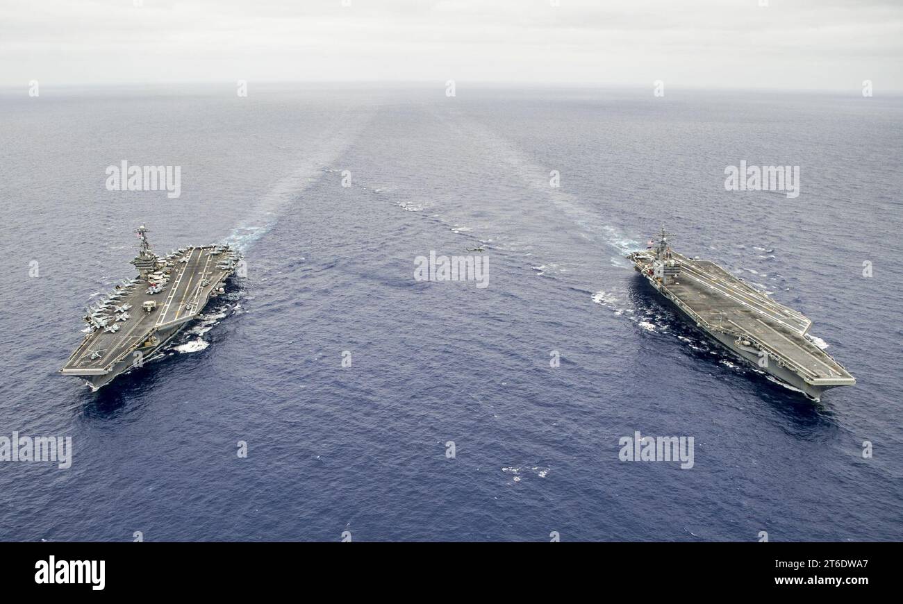 USS George Washington, links, und USS Ronald Reagan sind unterwegs, bevor sie einen Rumpfwechsel durchführen. (20480681852) Stockfoto