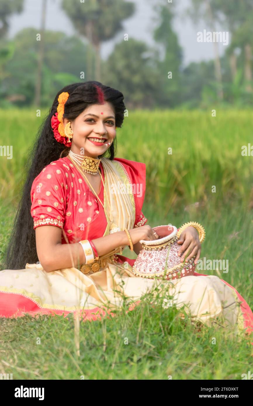 kali Puja Look Fotoshooting basierend auf Festival mit ethnischem Look. Wie Ein Gesicht einer verheirateten Hindu-Frau. Fröhliche Navratri, indische Kultur. Stockfoto