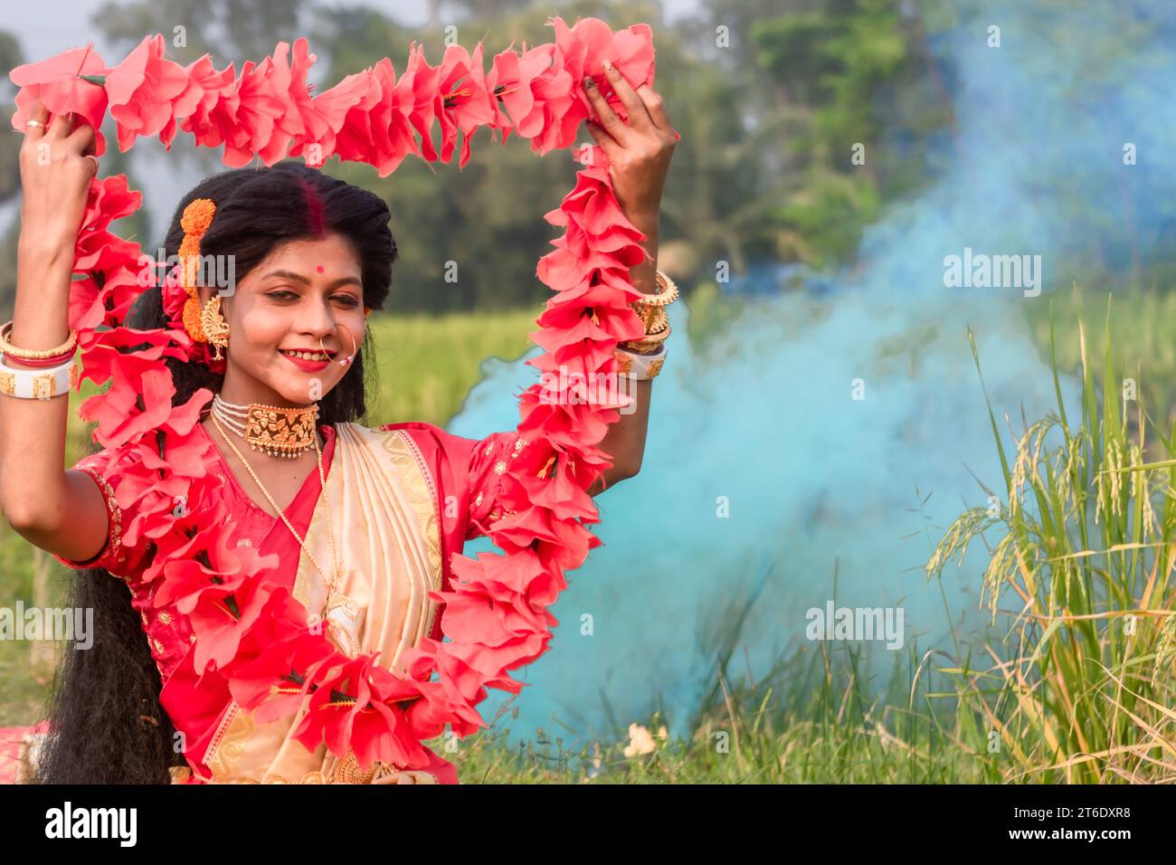 kali Puja Look Fotoshooting basierend auf Festival mit ethnischem Look. Wie Ein Gesicht einer verheirateten Hindu-Frau. Fröhliche Navratri, indische Kultur. Stockfoto