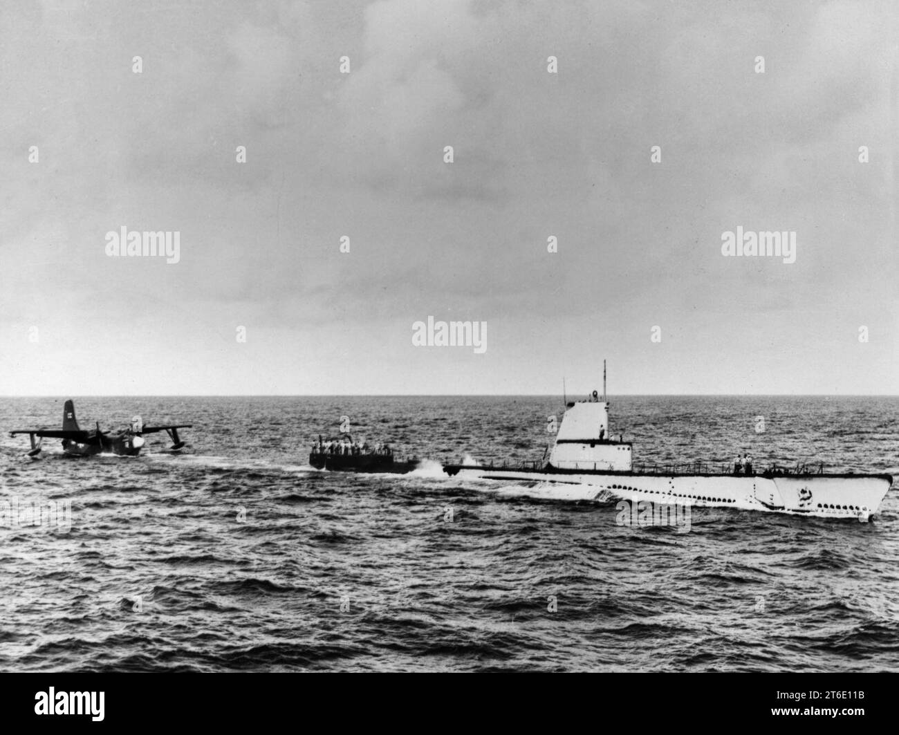 USS Guavina (AGSS-362) betankte 1955 einen Martin P5M-1 Marlin von VP-44 auf der offenen See vor Norfolk, Virginia (USA) Stockfoto