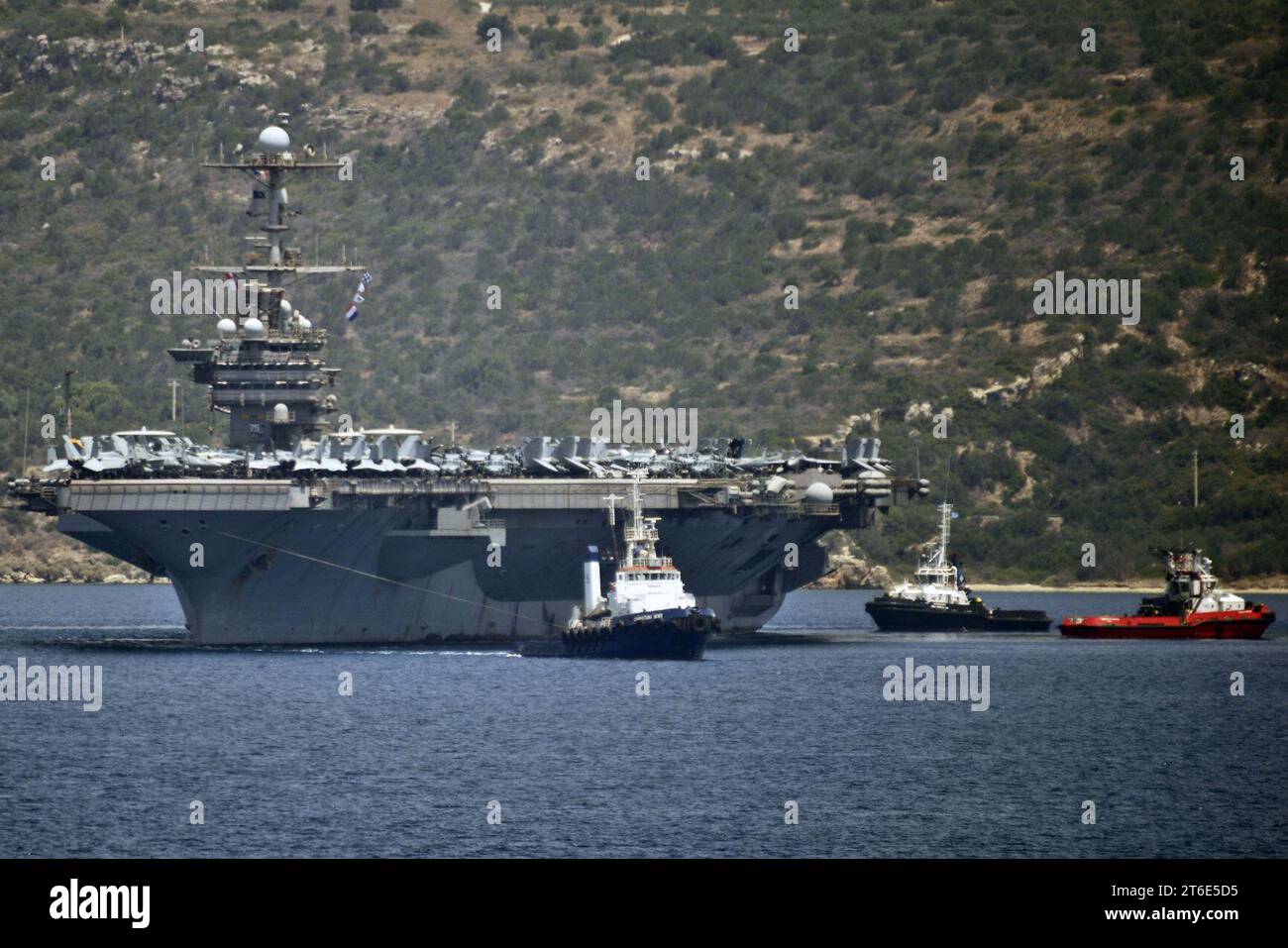 Die USS Harry S. Truman verlässt Souda Bay, Griechenland, nach einem Hafenanlauf am 25. Juni 2016. (27883336151) Stockfoto