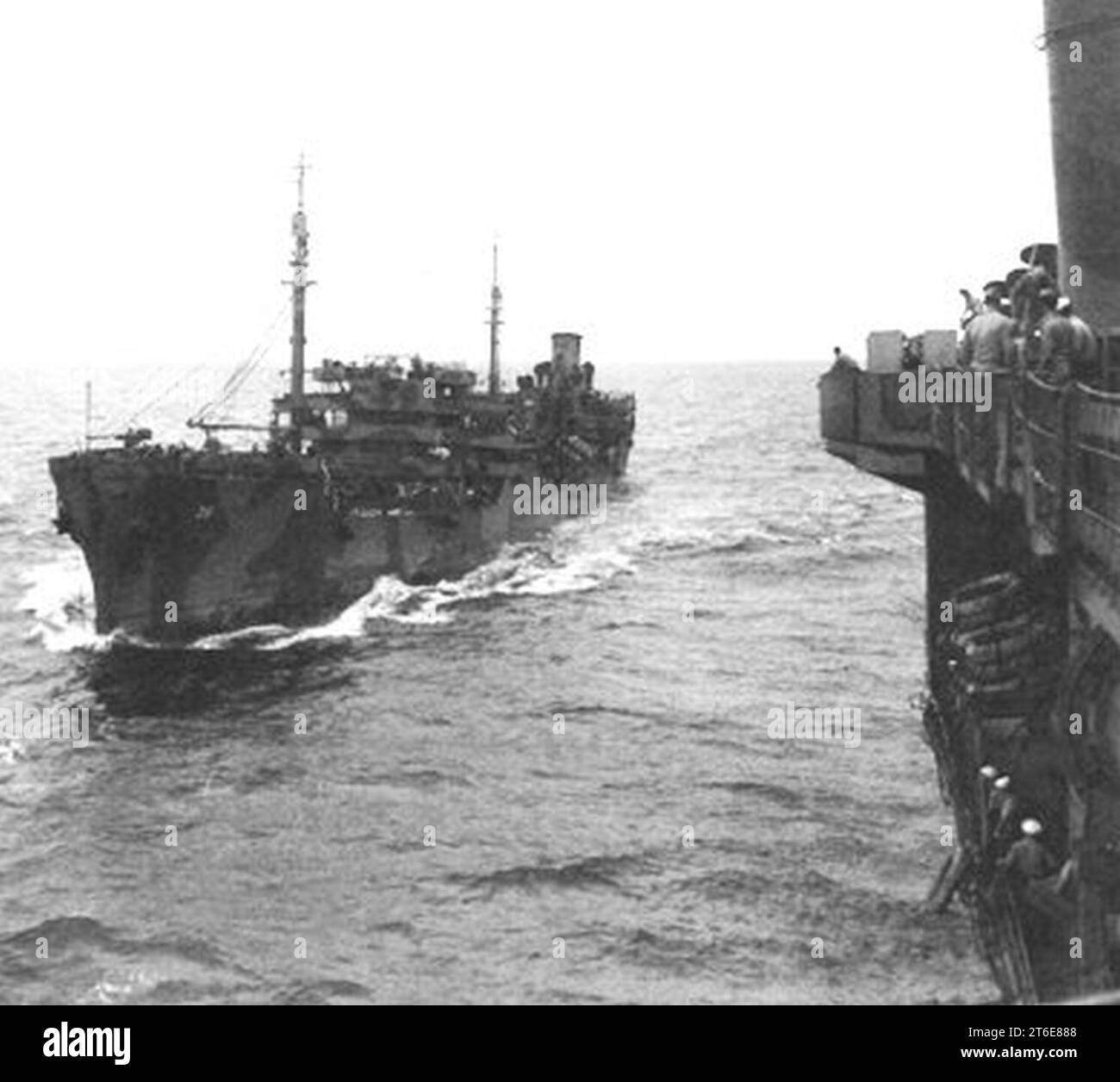 Die USS Housatonic (AO-35) kam am 17. Juli 1942 zusammen mit der USS Ranger (CV-4) Stockfoto