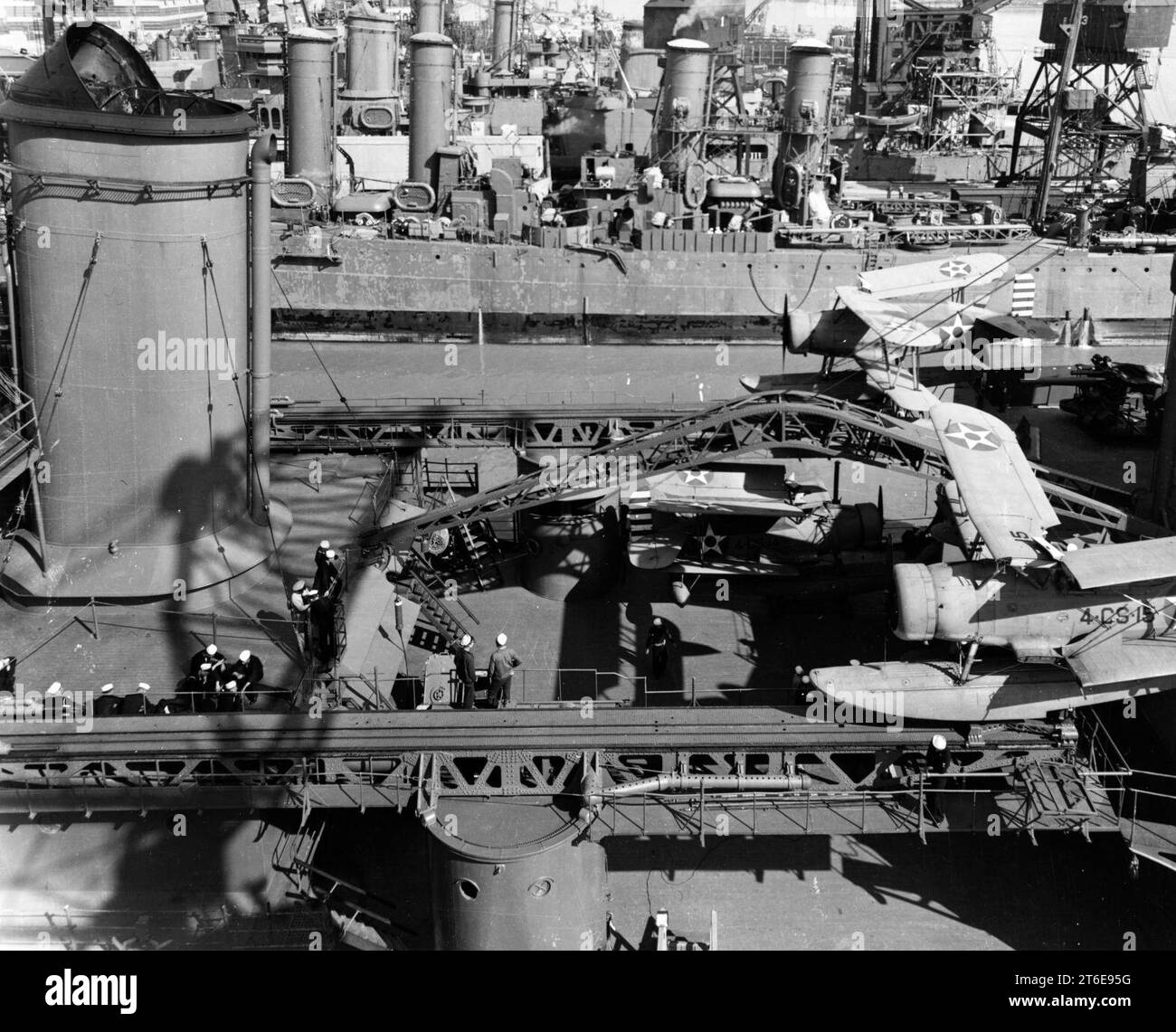 USS Indianapolis (CA-35) am 19. April 1942 auf der Mare Island Naval Shipyard Stockfoto