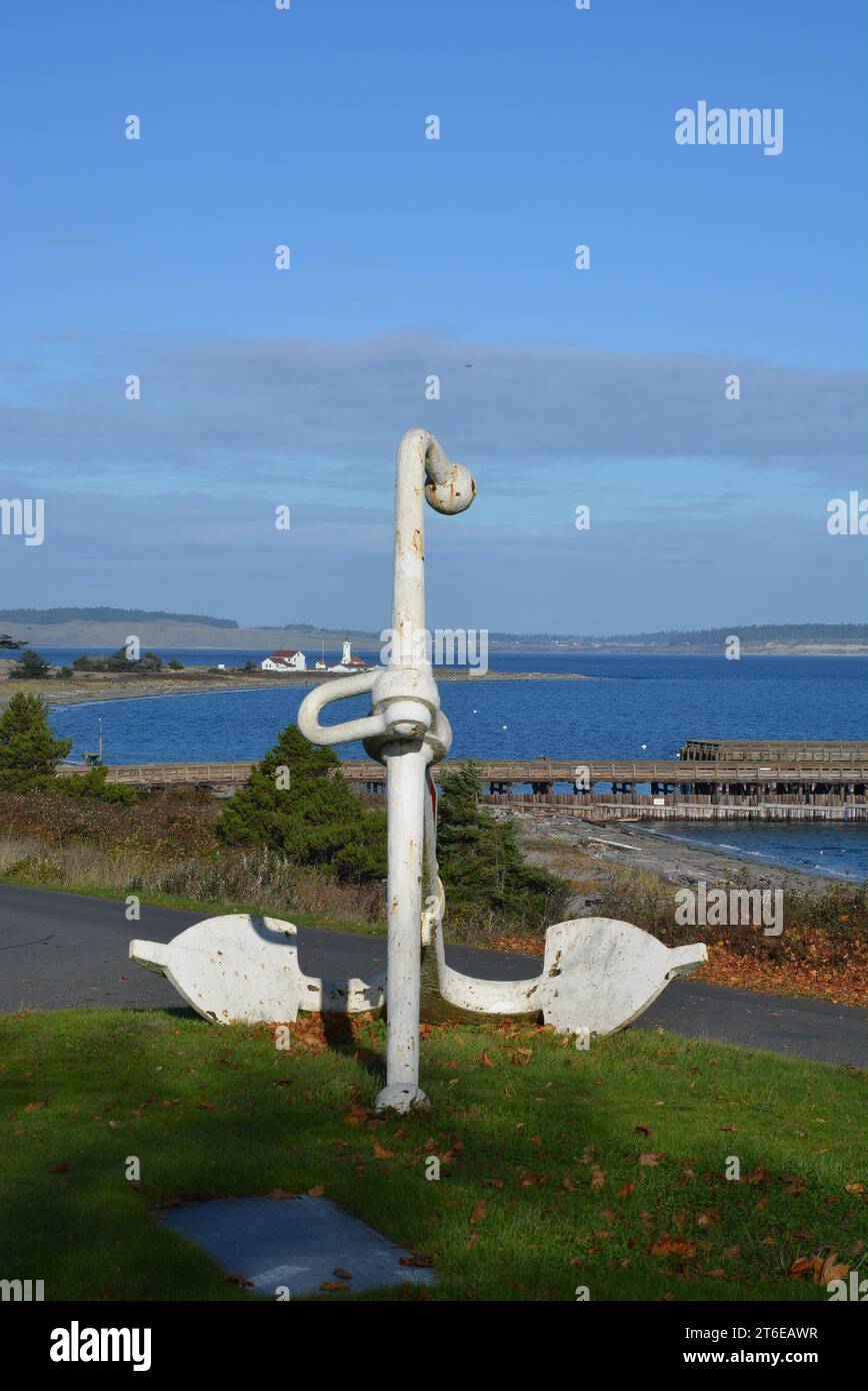 Ankern Sie am Fort Worden State Park mit dem Point Wilson Lighthouse Stockfoto