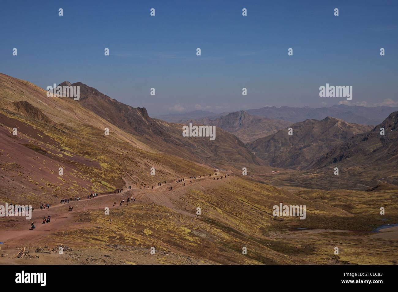 Eine große Gruppe von Menschen wandert zum Rainbow Mountain in Peru Stockfoto