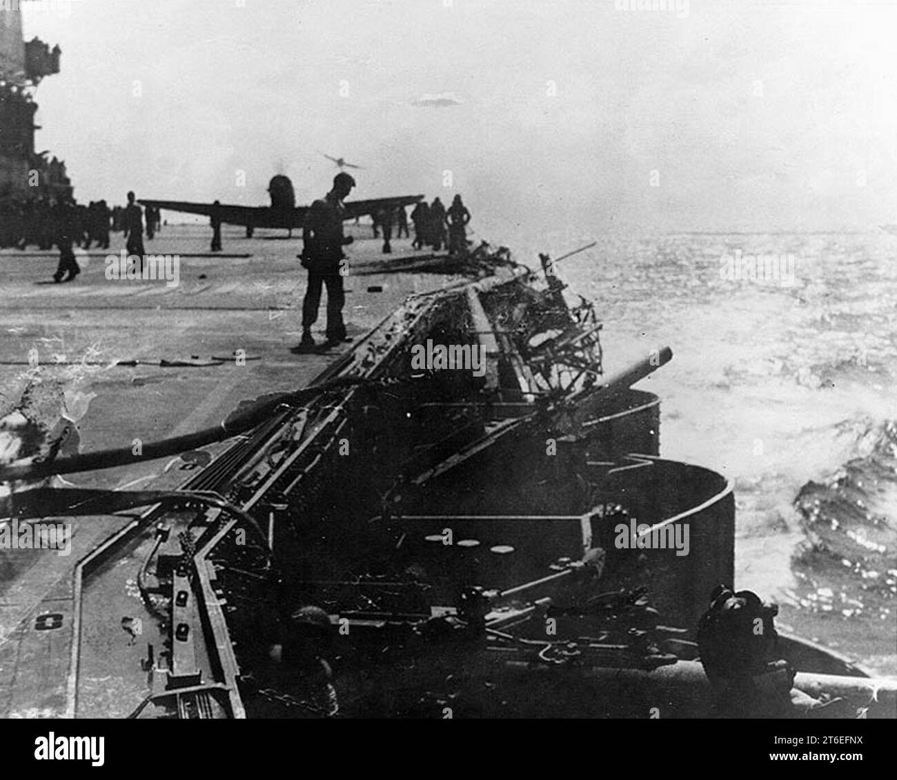 Die USS Lexington (CV-2) erholt Flugzeuge während der Schlacht am Korallenmeer am 8. Mai 1942 Stockfoto