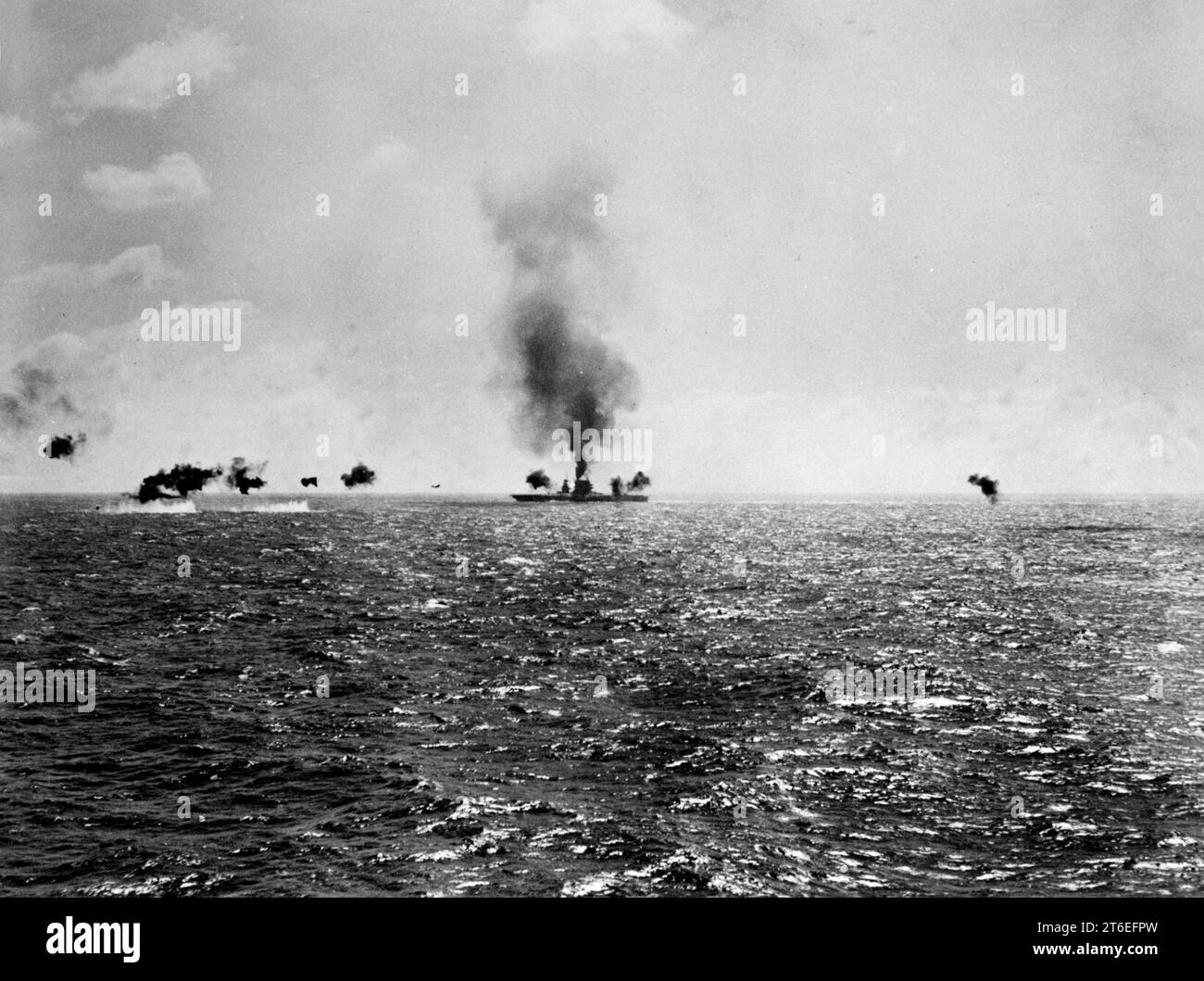 USS Lexington (CV-2) traf und brannte während der Schlacht am Korallenmeer am 8. Mai 1942 Stockfoto