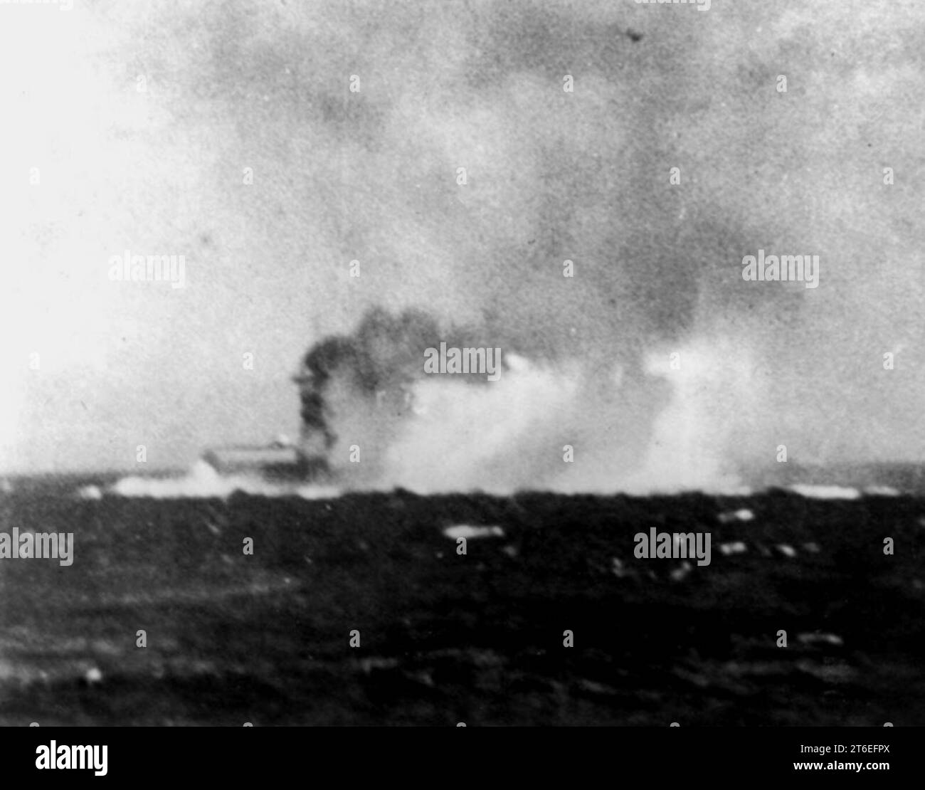 USS Lexington (CV-2) unter japanischem Bomberangriff während der Schlacht am Korallenmeer am 8. Mai 1942 Stockfoto