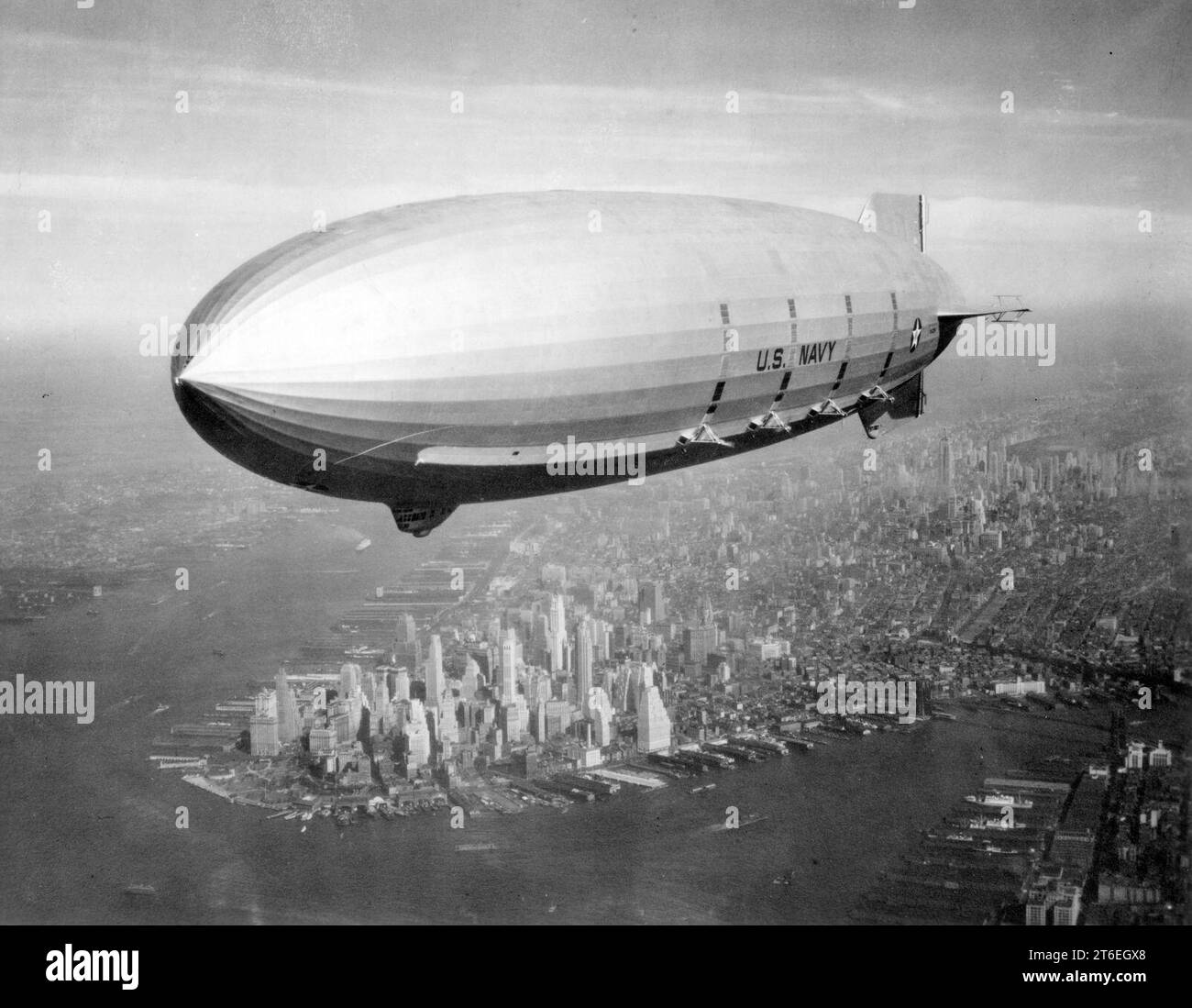 USS Macon über Manhattan Stockfoto