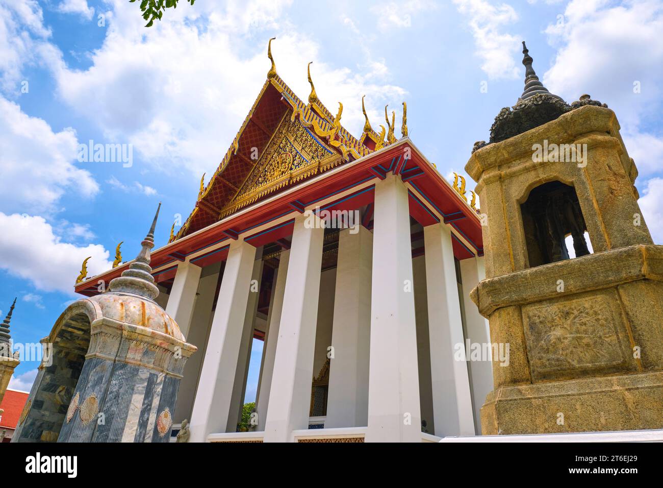 Außenansicht des aufragenden Tempels mit hohen, weißen Säulen. Im Phra Ubosot Wat Suthat in Bangkok, Thailand. Stockfoto