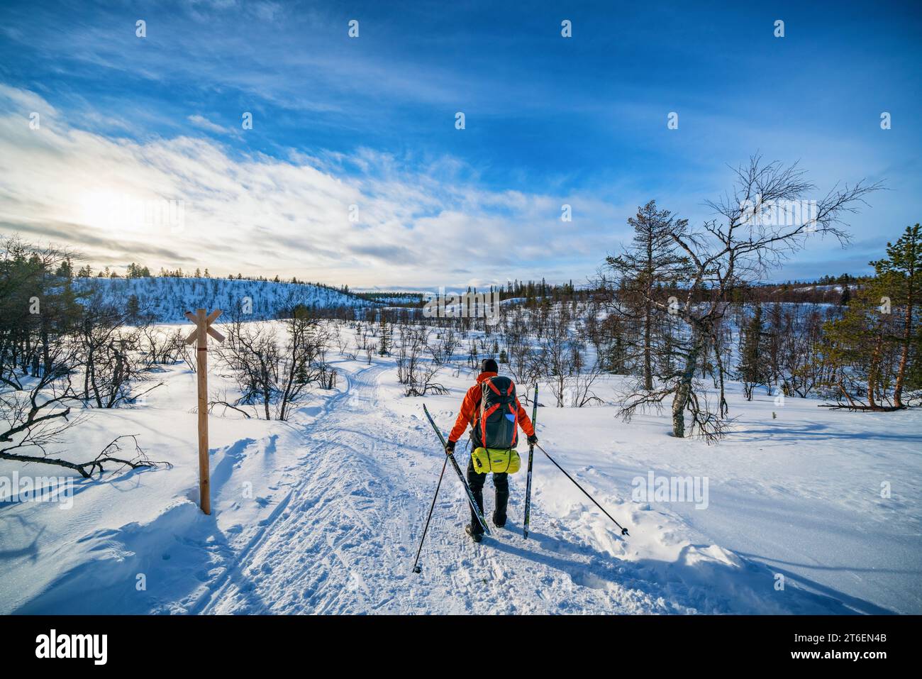 Skitouren in der Nähe der offenen Wildnishütte Hannukuru, Muonio, Lappland, Finnland Stockfoto