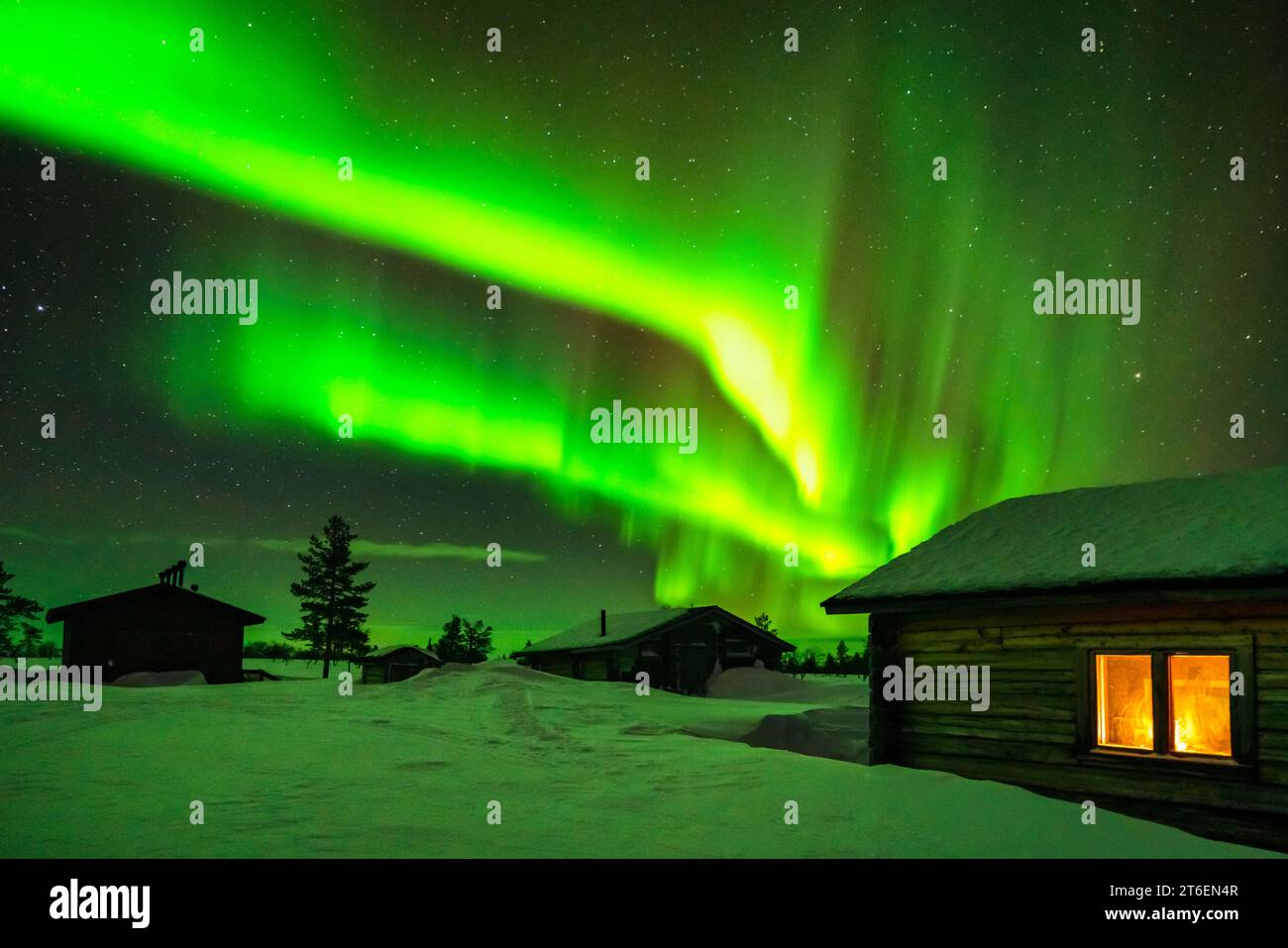 Nordlichter in der offenen Wildnishütte Pahakuru, Muonio, Lappland, Finnland Stockfoto