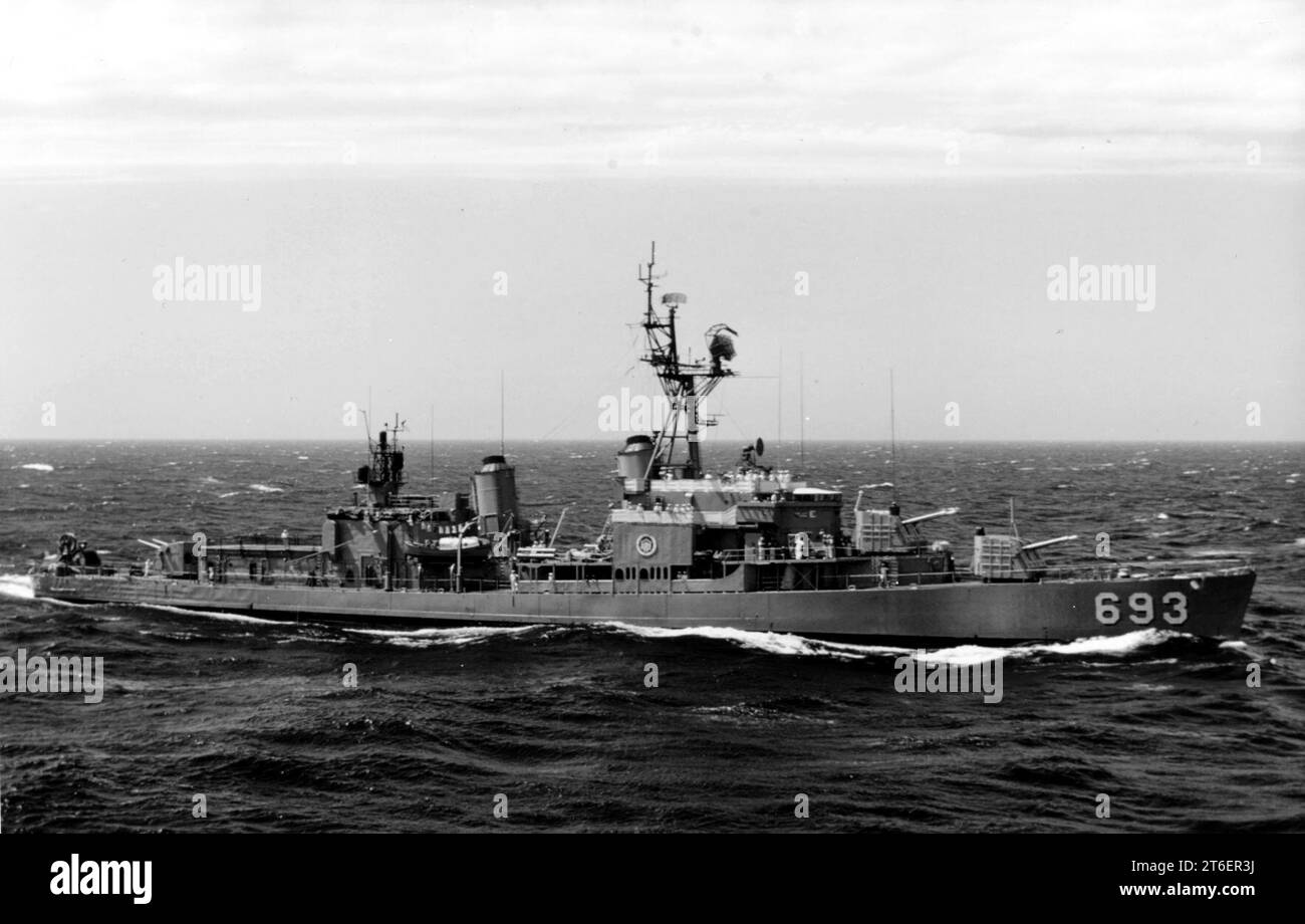 Die USS Moale (DD-693) ist am 24. Juni 1968 im Mittelmeer unterwegs Stockfoto