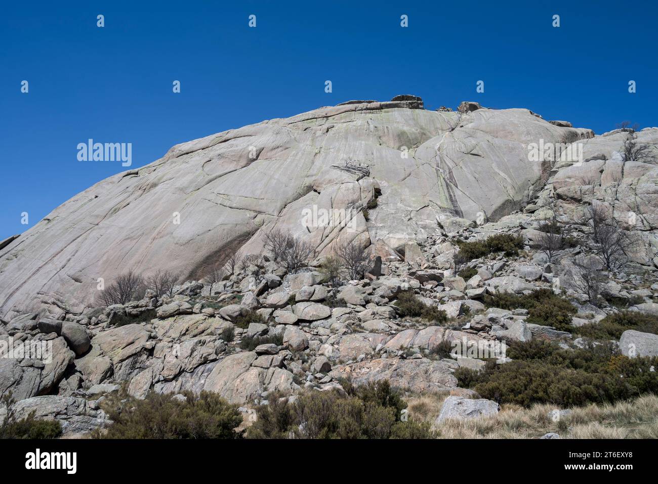 Der Yelmo Peak, eine sehr beliebte helmförmige Felsformation in La Pedriza, Nationalpark Guadarrama, Madrid, Spanien Stockfoto