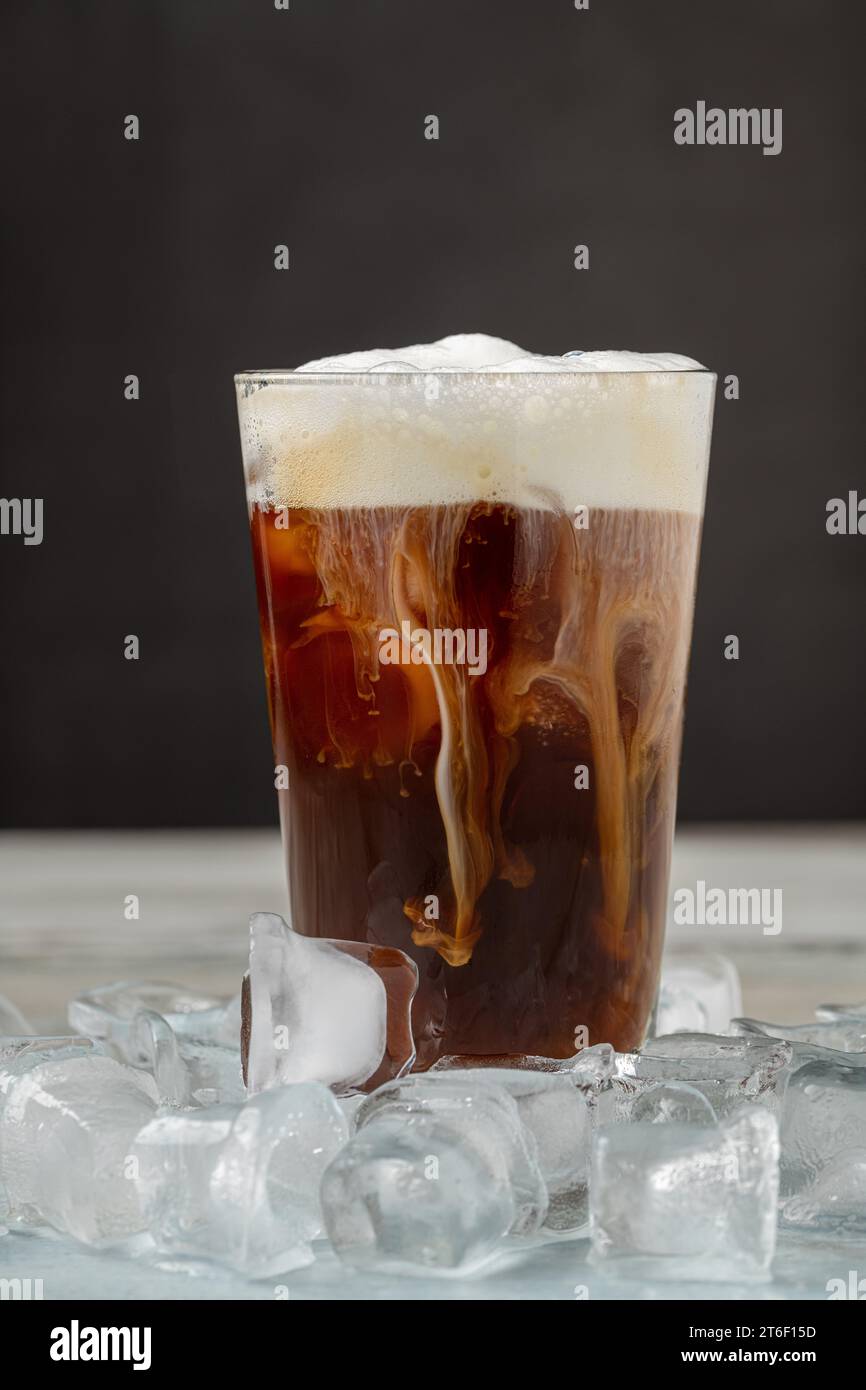Eiskaffee Latte in Glasbecher auf Holztisch Stockfoto