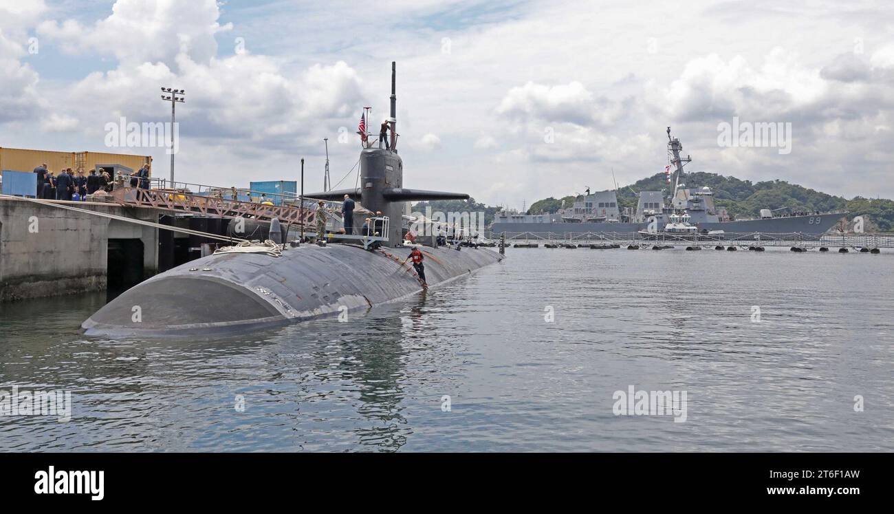 Die USS Oklahoma City (SSN 723) kommt bei Fleet Activities Yokosuka zu einem geplanten Hafenbesuch an. (51265074875) Stockfoto