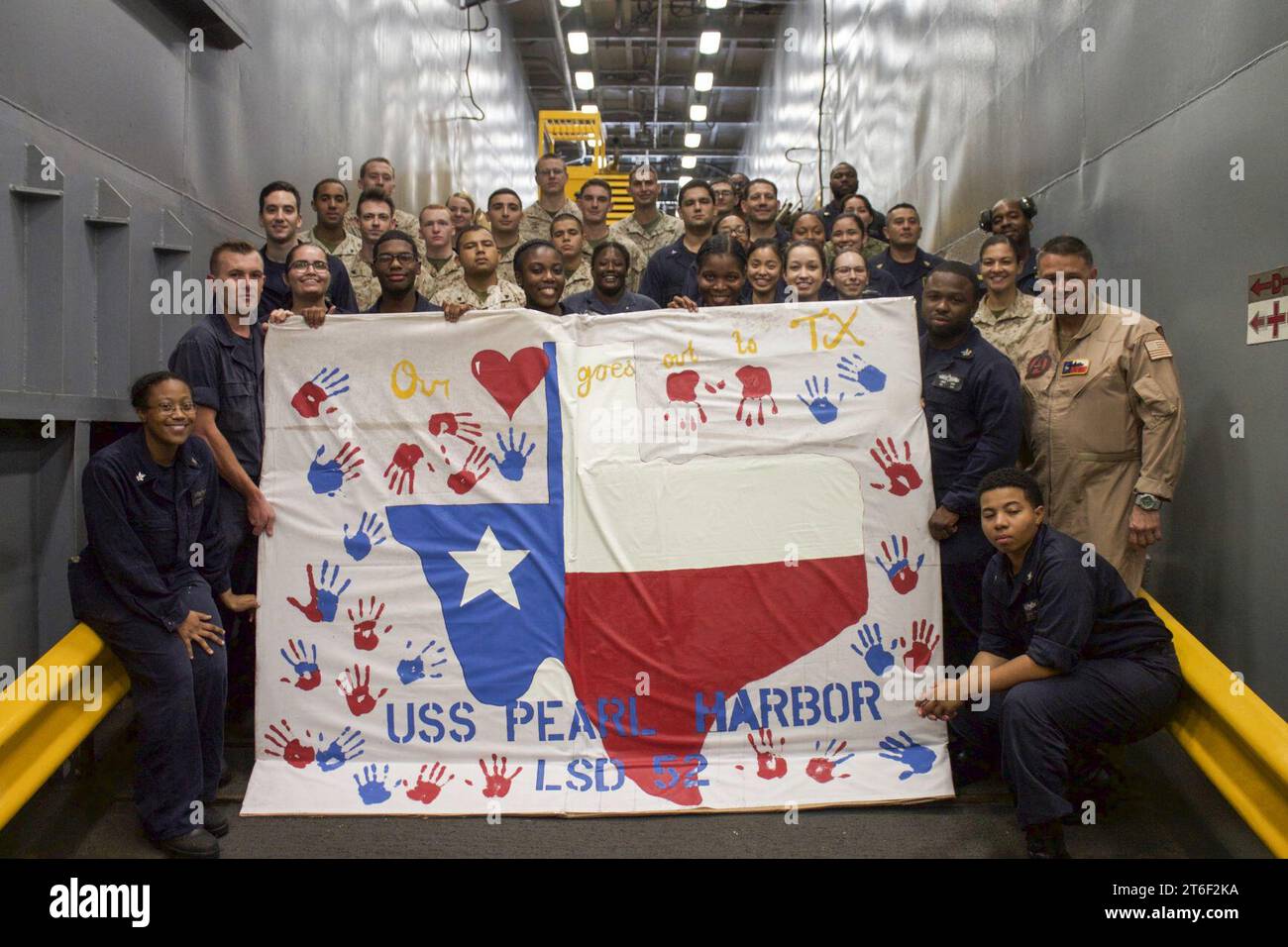 Die USS Pearl Harbor erstellt ein Schild zur Unterstützung des Hurrikans Harvey 170831 Stockfoto