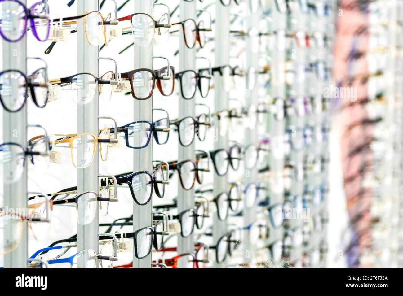 Brillenreihe. Viele Farbbrillen. Viele verschiedene Gläser auf Regalen in Gläser Store.The Konzept des Kaufens und Versuchen auf neue Gläser. Seitenansicht Stockfoto