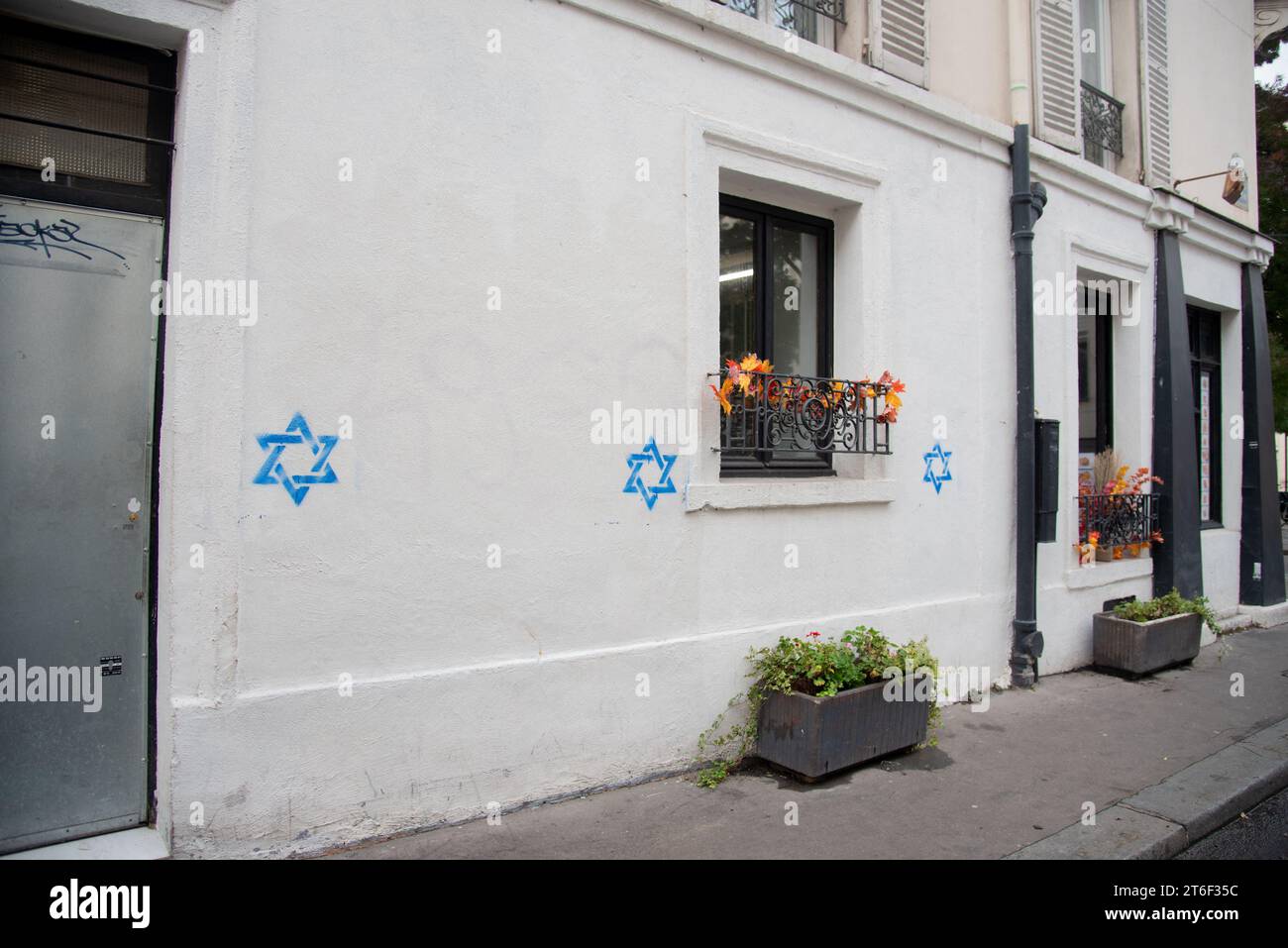 Das Foto vom 31. Oktober 2023 zeigt Stars von David, die auf jüdischen Häusern im 14. Arrondissement in Paris, Frankreich, gesprüht wurden. Die französische Polizei glaubt, dass eine Graffiti-Kampagne mit Star-of-David-Schablonen das Werk des russischen Geheimdienstes gewesen sein könnte. In den letzten 10 Tagen sind etwa 250 blaue Davidsterne, ähnlich dem auf der israelischen Flagge, auf Gebäuden in Paris und seinen Vororten aufgetaucht. Die Ermittler wiesen darauf hin, dass die Stars of David zufällig verteilt wurden, ohne dass eine offensichtliche jüdische Verbindung bei der Wahl der Gebäude bestand. Auch die Botschaft im Medium war verwirrend. Denkbar ist ein blauer israelischer Fl Stockfoto