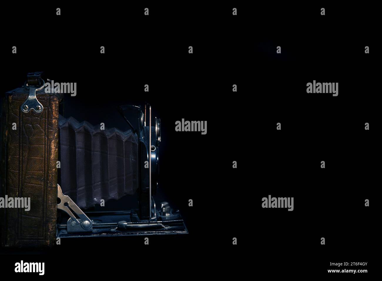 Antike Balg-Fotokamera, Studio auf schwarzem Hintergrund Stockfoto