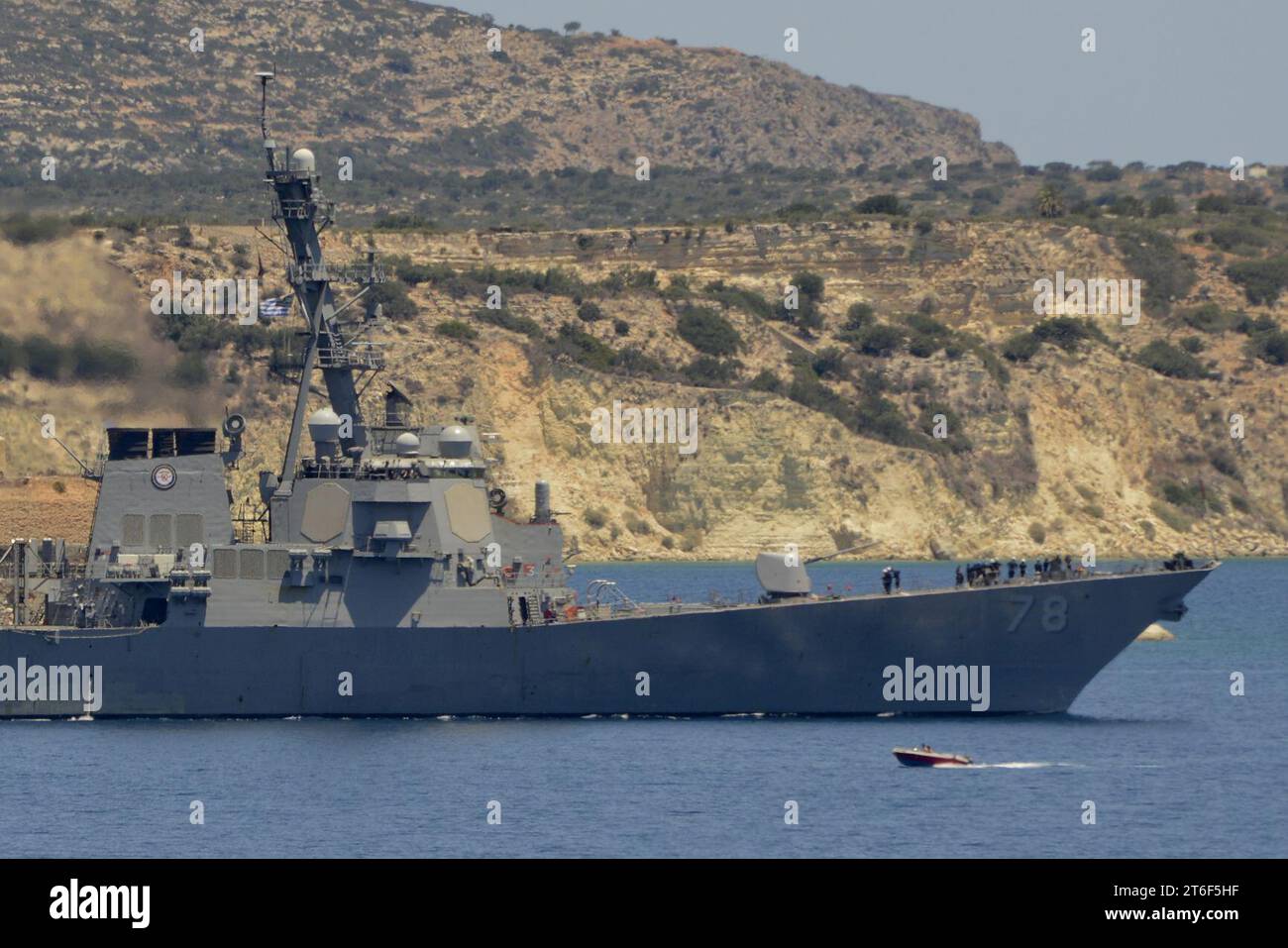 USS Porter verlässt Souda Bay, Griechenland, nach einem kurzen Hafenbesuch am 5. Juni 2016. (27449284481) Stockfoto