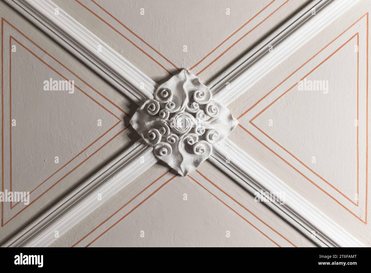 Weiße Gipskartonelemente mit Deckendesign und rote Linien über beigefarbenem Hintergrund. Abstrakte Vorlage in klassischer Architektur, gotischer Stil Stockfoto Weiße Gipskartonelemente mit Deckendesign und rote Linien über beigefarbenem Hintergrund. Abstrakte Vorlage in klassischer Architektur, gotischer Stil Stockfoto