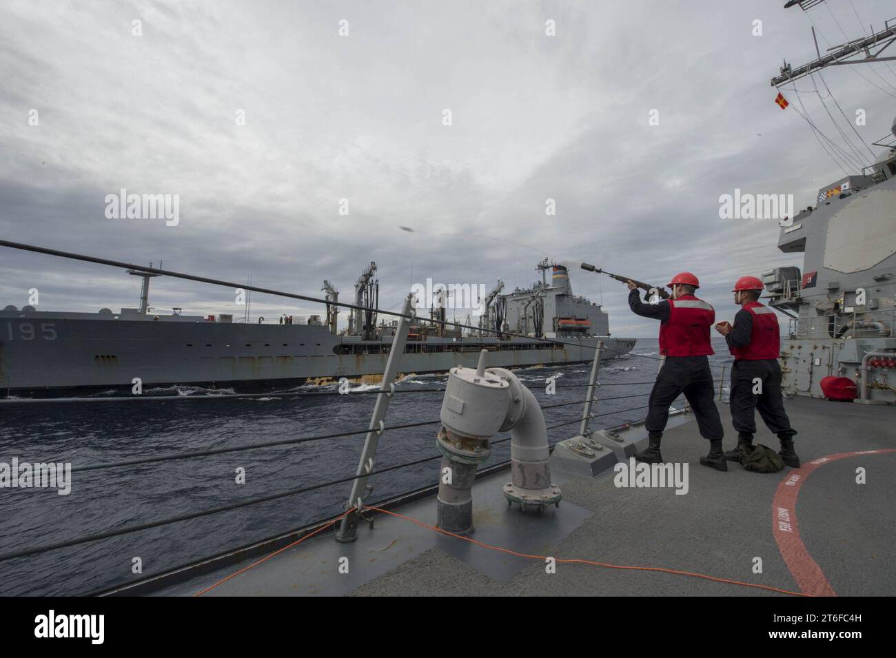 Die USS Roosevelt führt eine Auffüllung auf See durch. (25690242500) Stockfoto