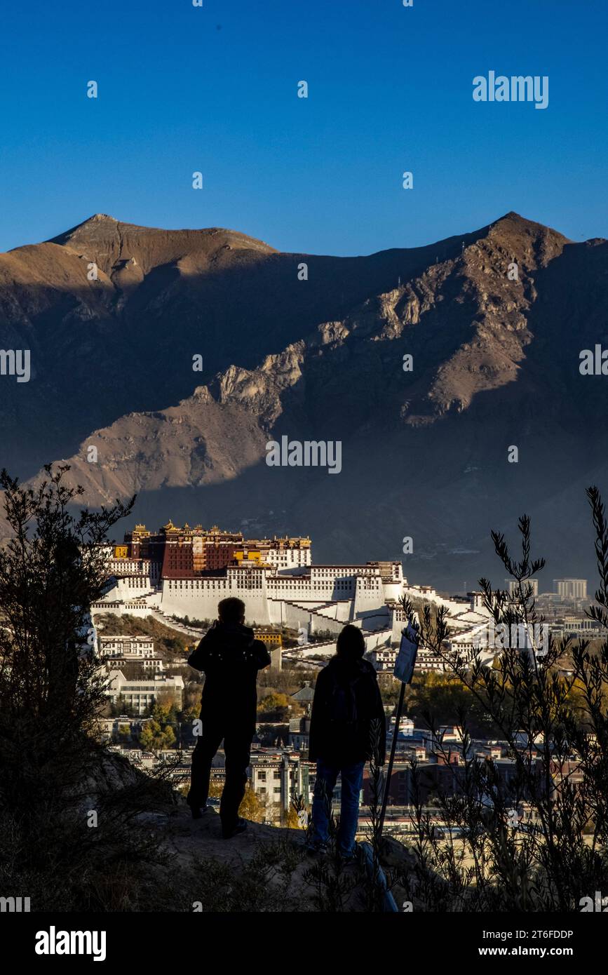 Lhasa, Chinas autonome Region Xizang. November 2023. Touristen genießen die Aussicht im Nanshan Park in Lhasa, der Hauptstadt der Autonomen Region Xizang im Südwesten Chinas, 10. November 2023. Quelle: Jiang Fan/Xinhua/Alamy Live News Stockfoto