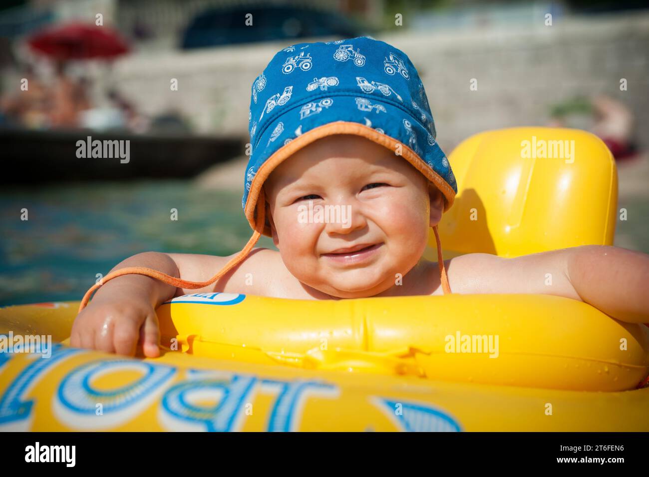 Niedlicher kleiner Junge in einem Babyschwimmring, schwimmt im Meer und genießt das Wasser und die Sommerzeit. Stockfoto