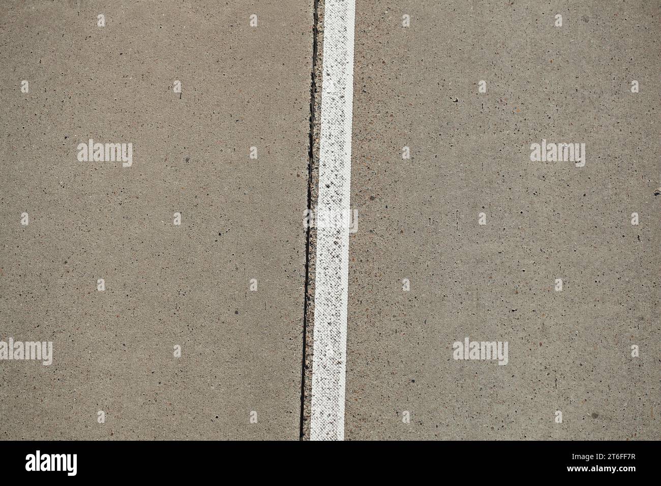 Straßenmarkierung Zentralreservat, Beton, Straßenoberfläche auf einer Autobahn, Deutschland Stockfoto