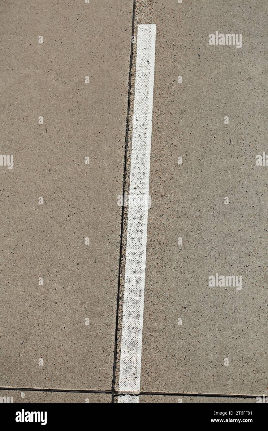 Straßenmarkierung Zentralreservat, Beton, Straßenoberfläche auf einer Autobahn, Deutschland Stockfoto