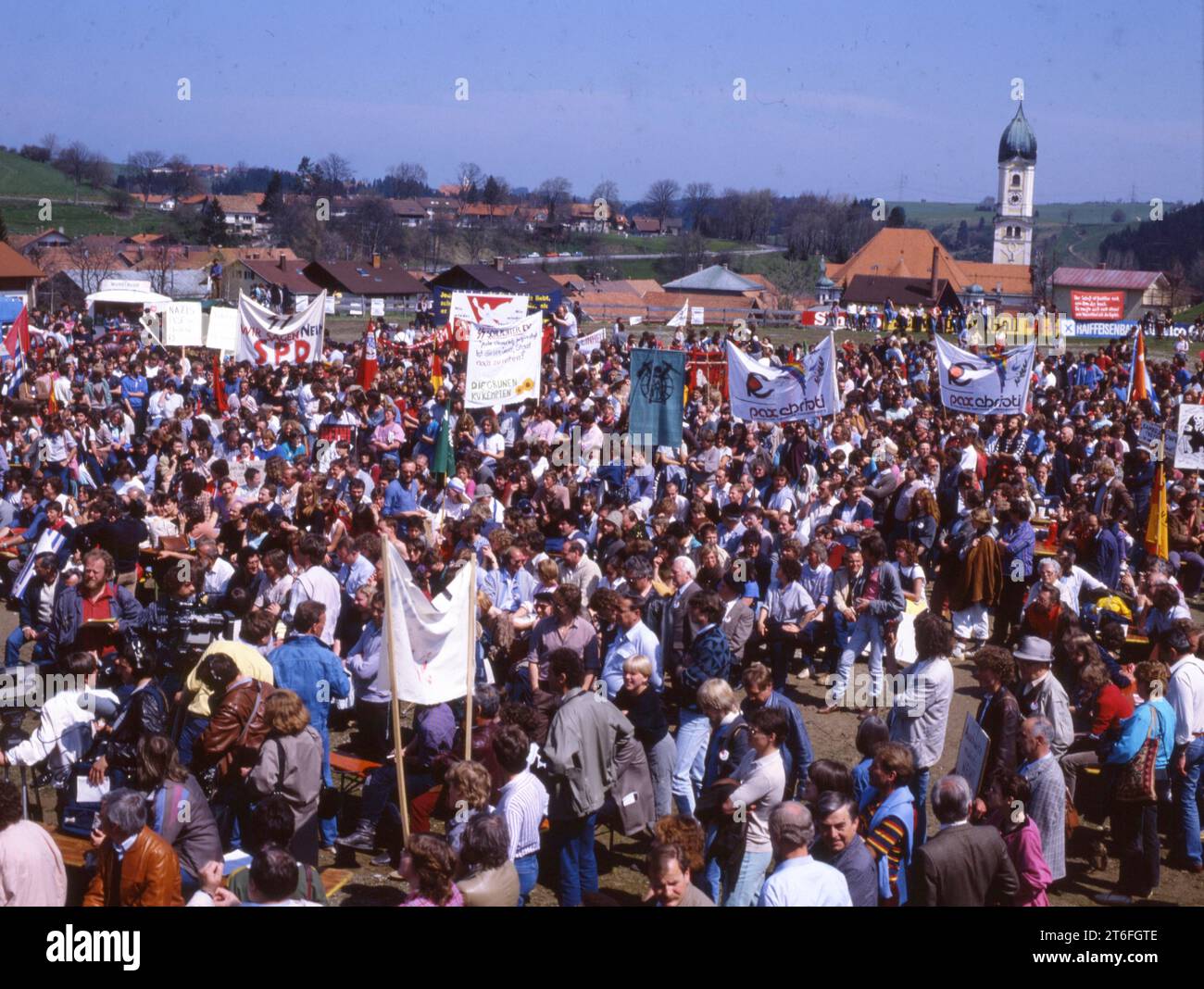 DEU, Deutschland: Die historischen Rutschen der 80-90er Jahre, Nesselwang. Friedliche und unfriedliche Proteste gegen SS-Treffen. CA.1954-5 Stockfoto