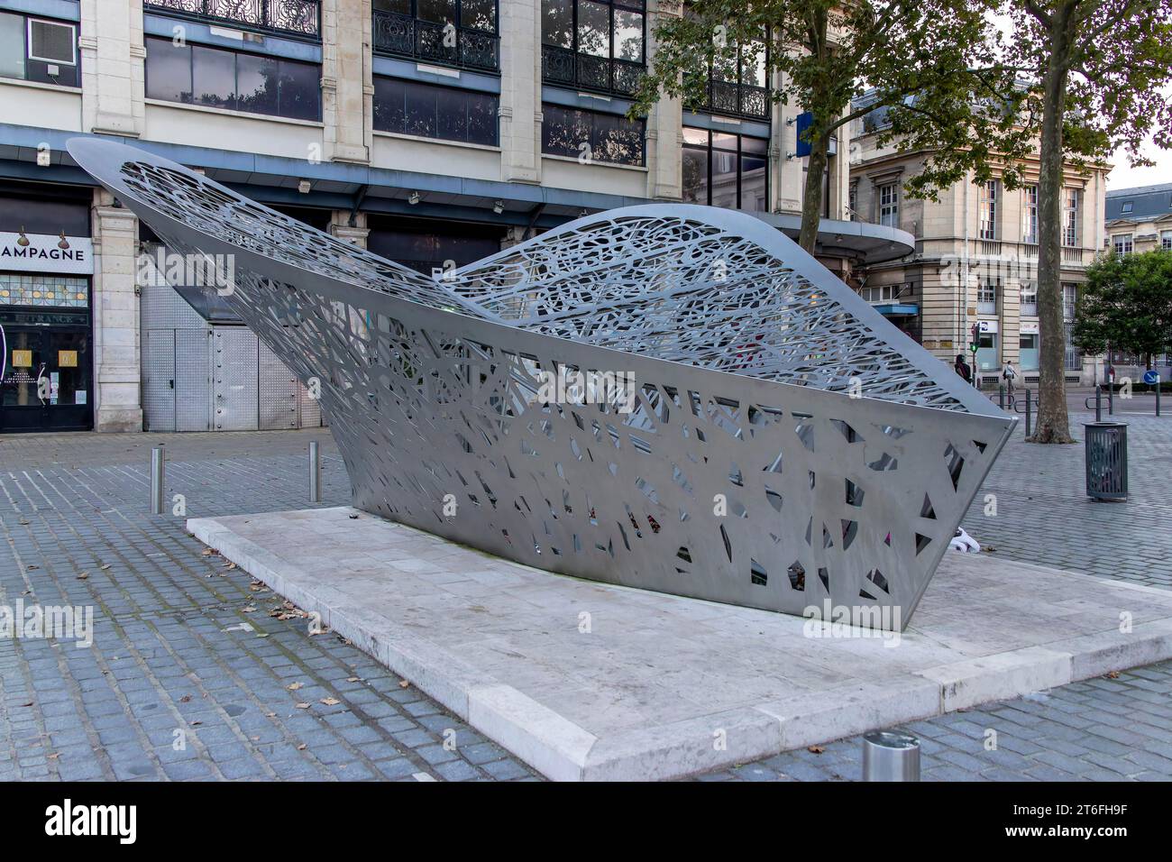 Skulptur La Feuille (das Blatt) aus Edelstahl, Werk von Thierry und Michele Kayo-Houel, Halles Square, Troyes, Departement Aube, Grand Est Stockfoto