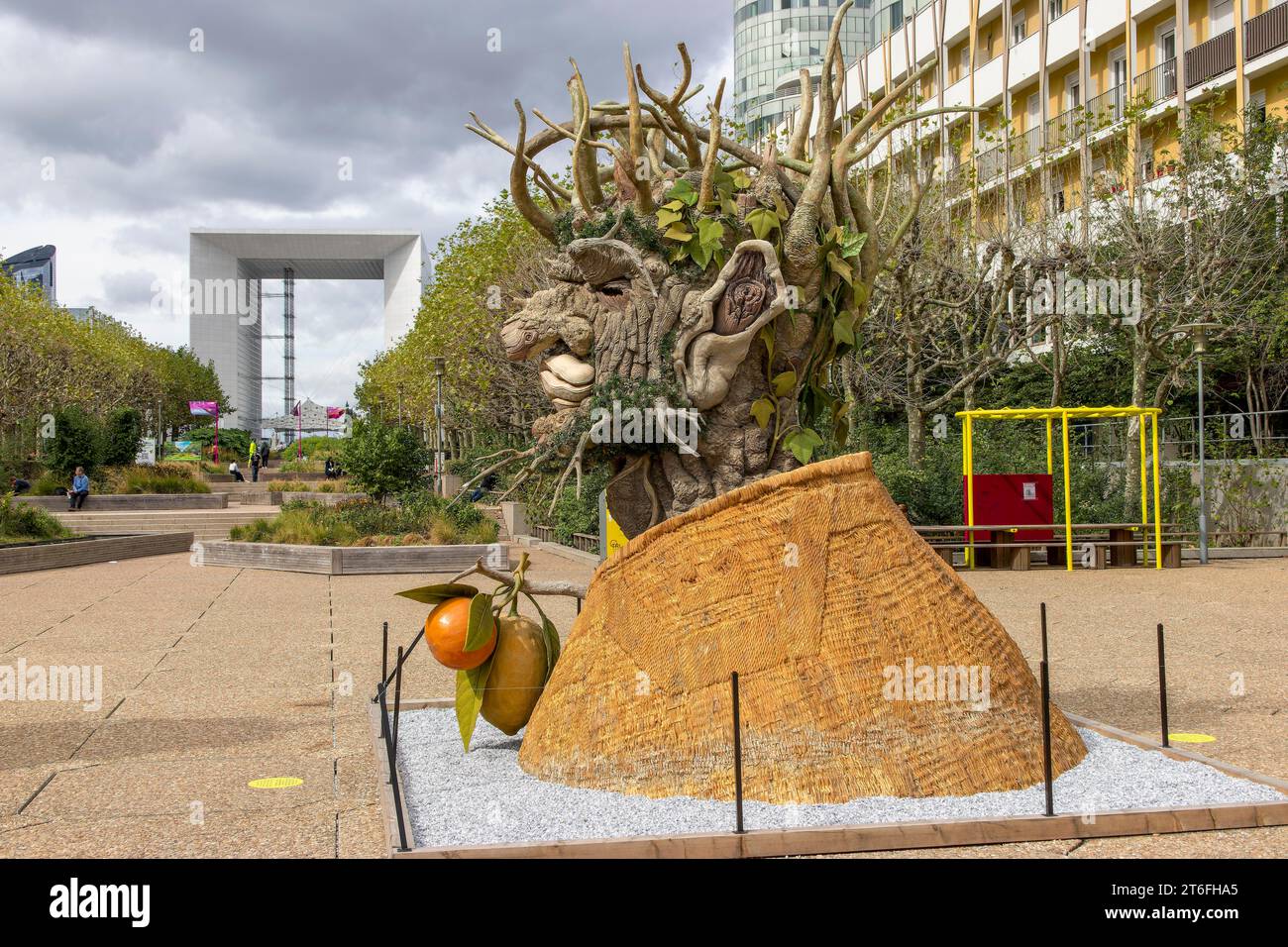 Skulptur, DIE EXTATICS 2023 - Outdoor-Kunst im Geschäftsviertel de la Defense mit dem Grande Arche im Hintergrund, Paris, Ile-de-France Stockfoto