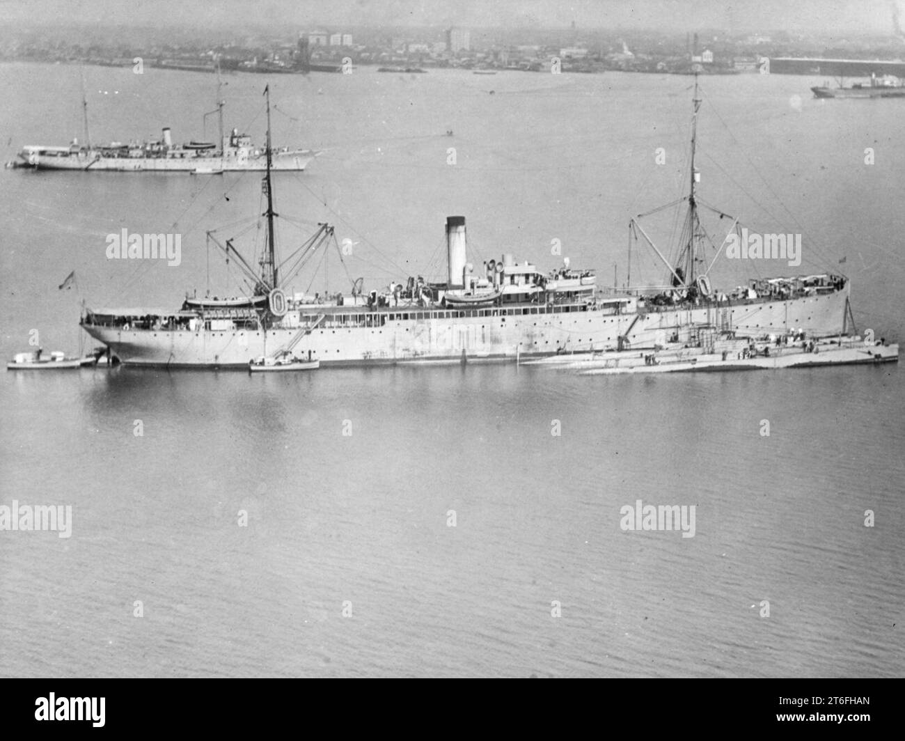 USS Savannah (AS-8) mit drei U-Booten der S-Klasse im Dezember 1924 Stockfoto